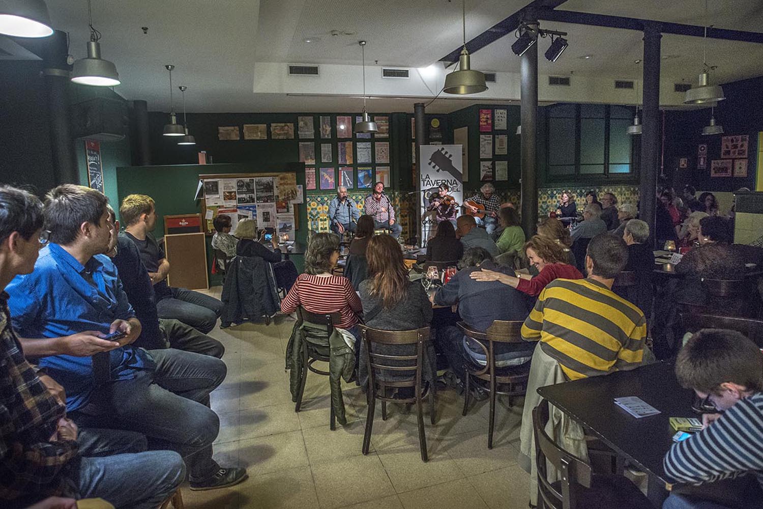 BARCELONA. 20.04.2016Concert de Josep Casadevall y Christian Simelio al Bar del CAT Centre Artesà Tradicionàrius. FOTO FERRAN SENDRA
