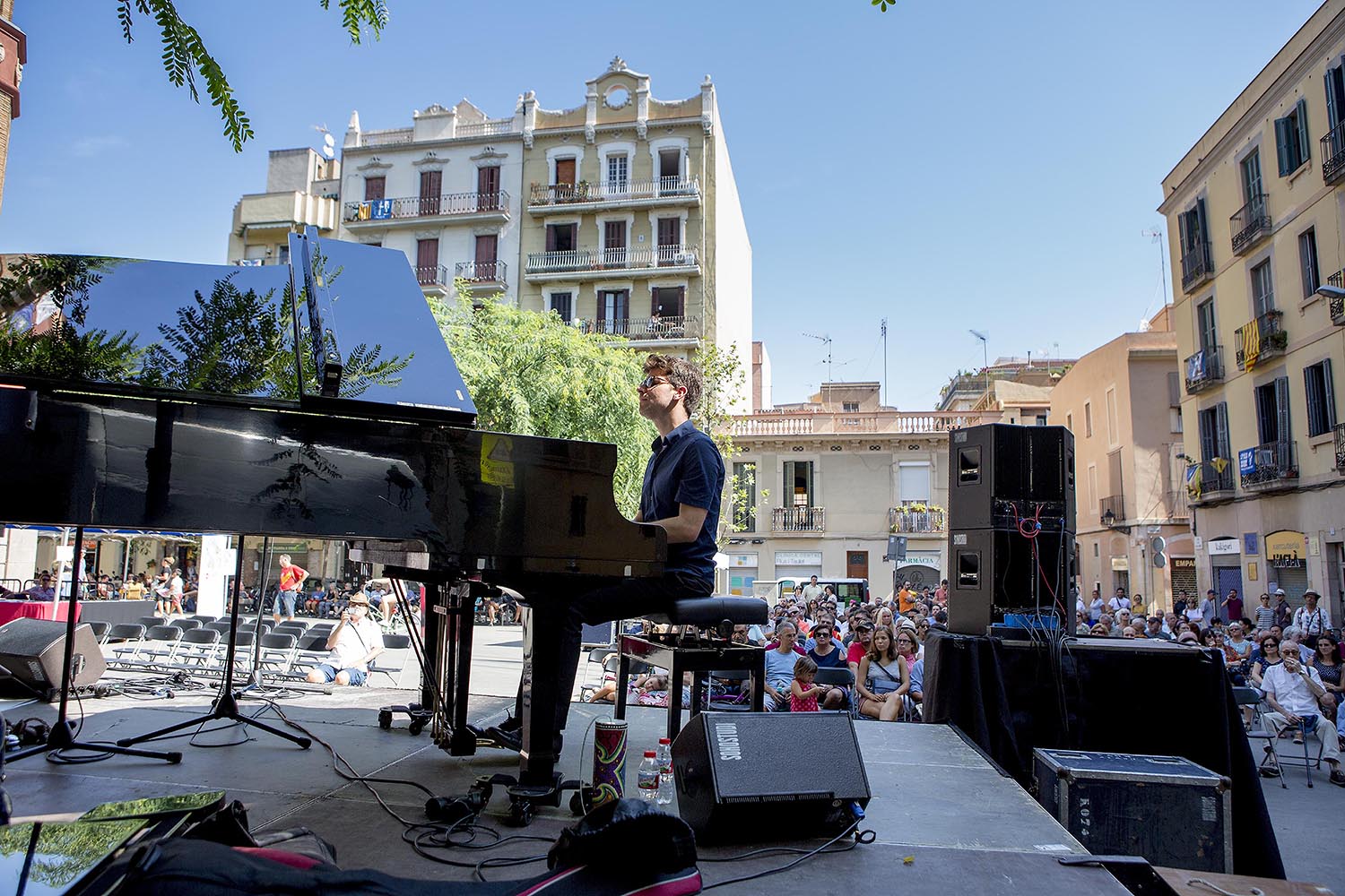 Barcelona 11/09/2016 Concierto de MARCO MEZQUIDA & MANEL FORTIÀ en la plaça de la vila de gràcia Es para la serie Otros Escenarios Posibles. Puede ser mucho más interesante una imagen del público de primera fila, un plano general del recinto, del ambiente o de un detalle llamativo, que la típica foto del artista en el escenario. FOTO FERRAN NADEU