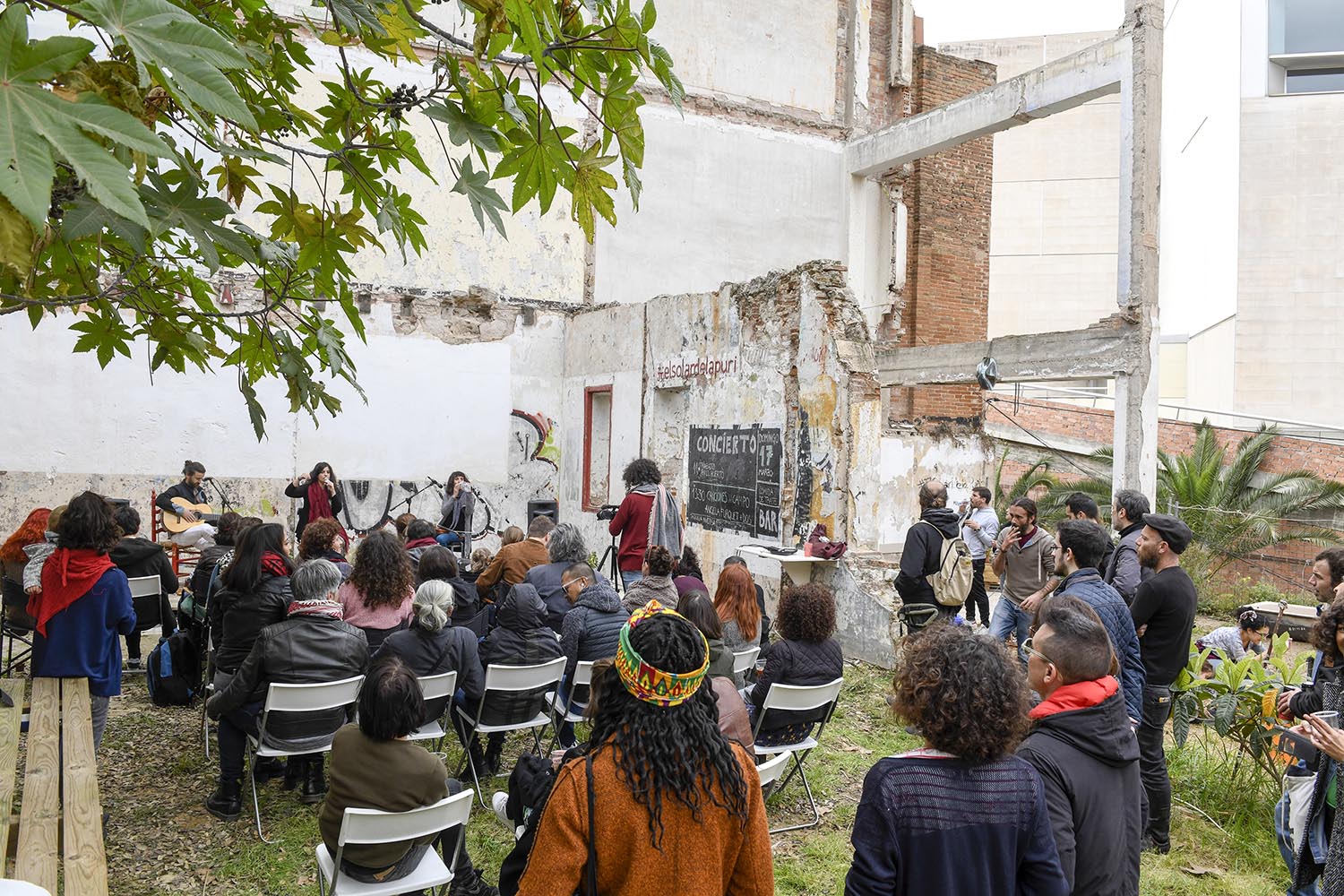Barcelona 17.03.2019 Icult Concierto de de la cantautora Angela Furquet en un solar del Poble Sec junto a un huerto . Fotografía de Jordi Cotrina