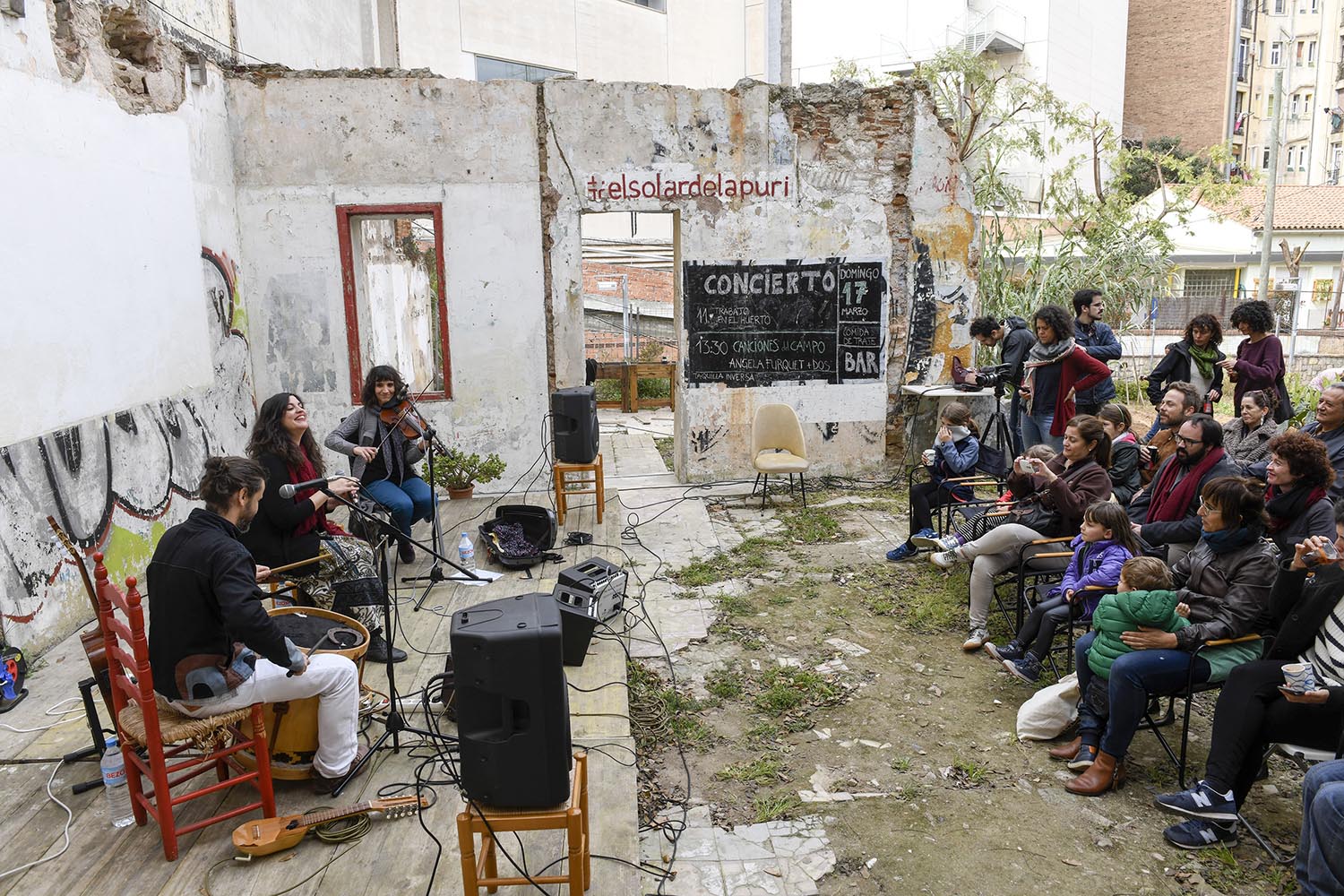 Barcelona 17.03.2019 Icult Concierto de de la cantautora Angela Furquet en un solar del Poble Sec junto a un huerto . Fotografía de Jordi Cotrina