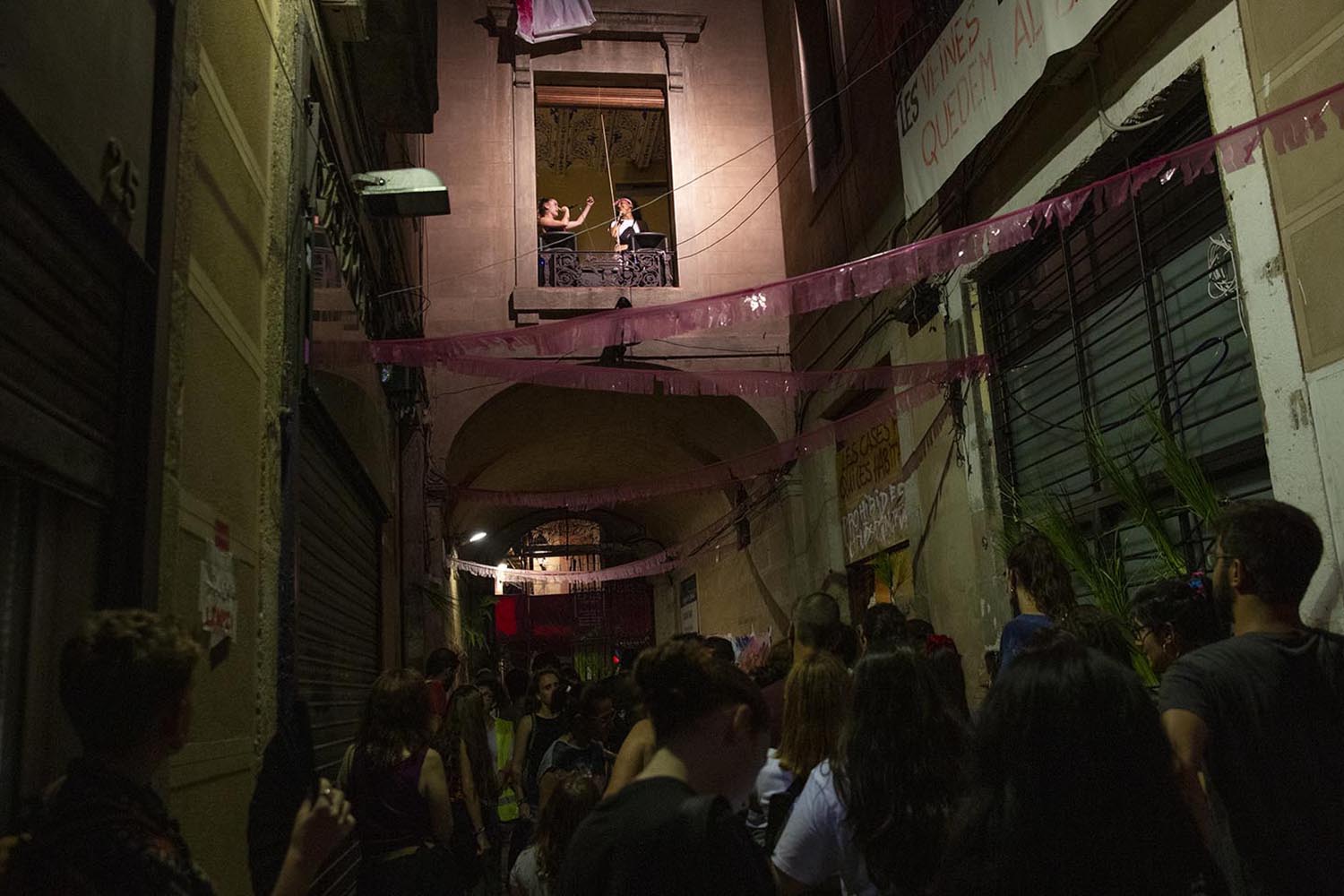 BARCELONA 05/07/2019 ACTUACIONES DE LAS CANTANTES SANTA SALUT Y LA TIGUERITA DENTRO DEL CICLO DE CONCIERTOS RAVALVSBLACKSTONE QUE SE CELEBRA PARA FRENAR EL DESALOJO DE LOS VECINOS DEL BLOQUE DE LA CALLE HOSPITAL 99 FOTO ELISENDA PONS
