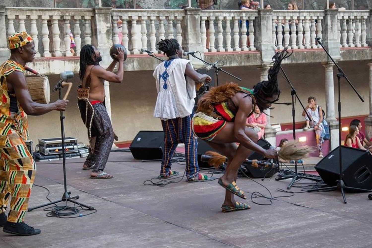 Actuacion del musico de Ghana King Ayisoba en el Casino La Floresta Sant Cugat del valles foto de nuria puentes