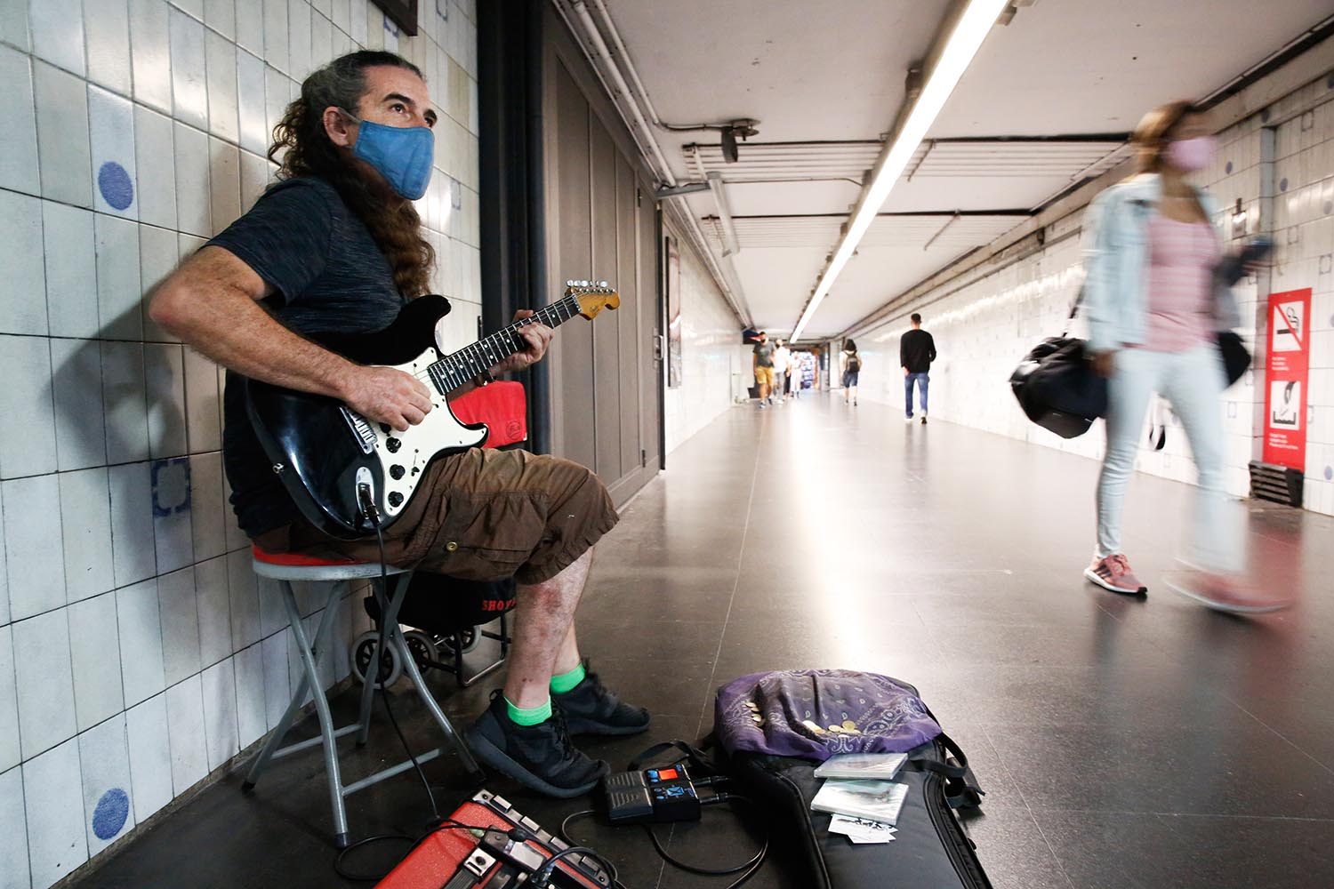 BARCELONA 10/09/2020 Actuación de un músico de metro, Félix Egea, en el túnel de la estación de metro de Clot que conecta la Línea 1 con la estación de Renfe. FOTO: ALVARO MONGE