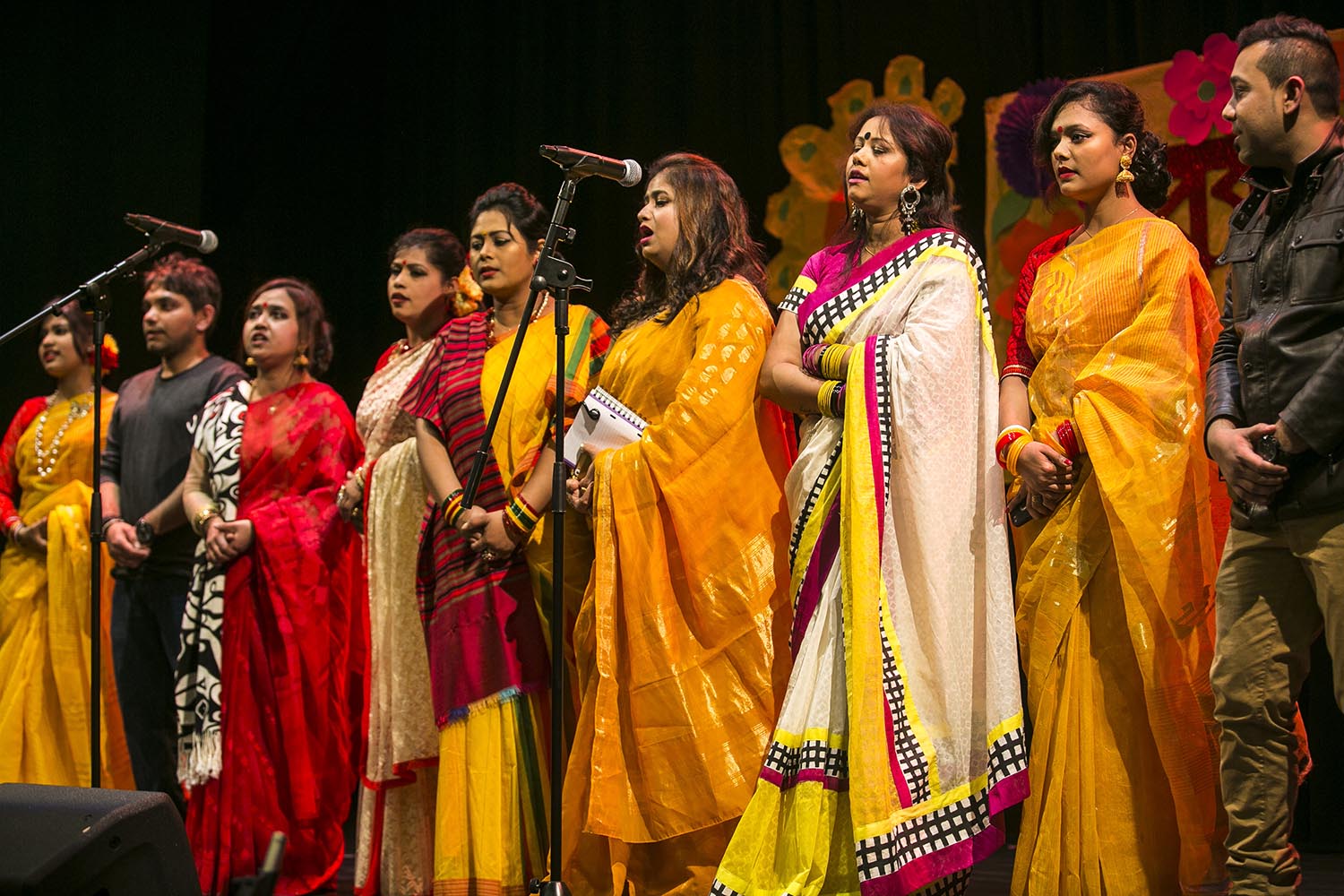 Barcelona ( Barcelones) 18.02.2017. ICult. Otros escenarios posibles. Fiesta de la primavera de l'Associacio de Dones de Bangla Desch 170218 EX 0585 en la foto: Fiesta de la primavera, en amarillo, de l' Associacio de Dones de Bangla Desch FOTO: PUIG, JOAN