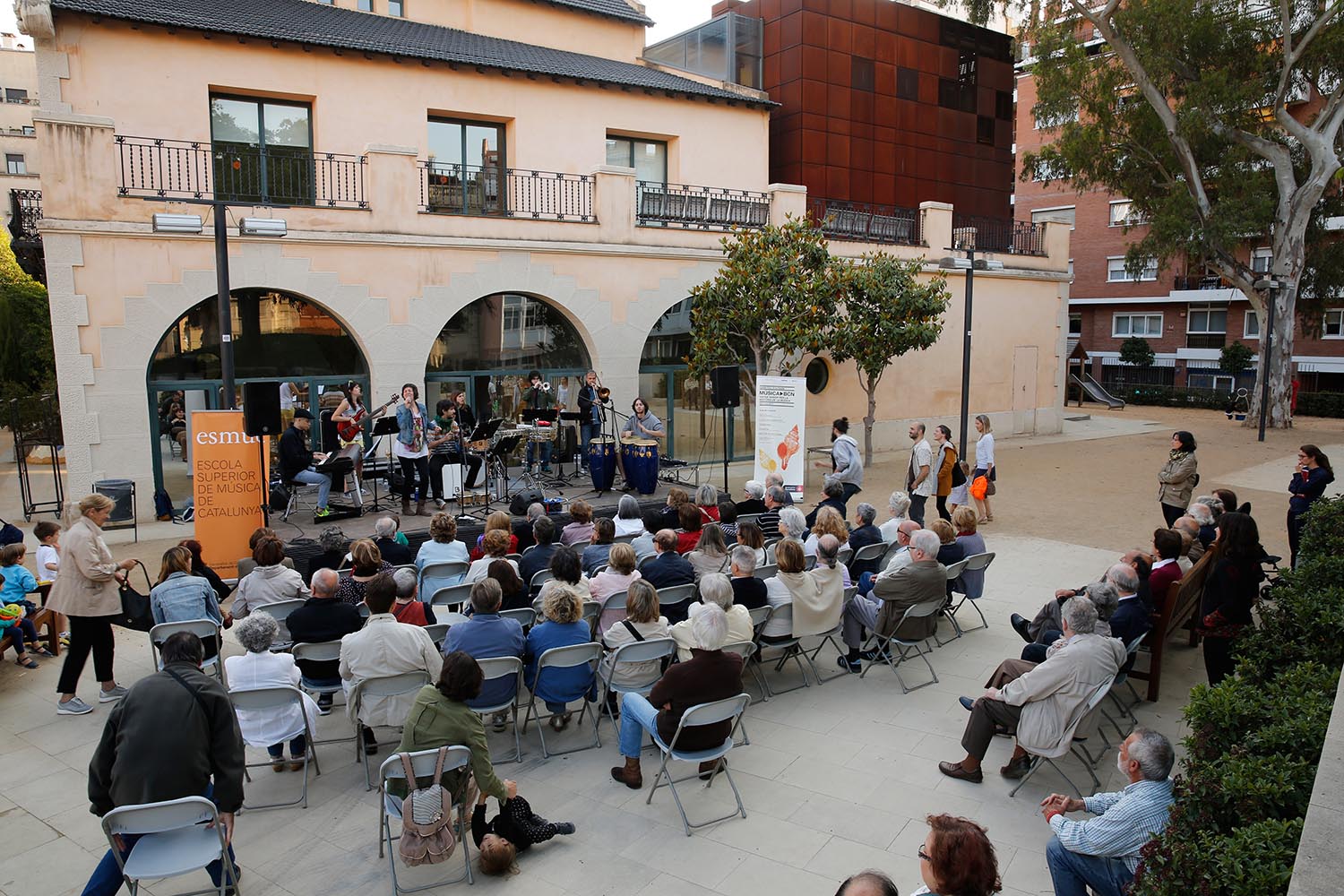 BARCELONA 01/06/2016 Jornada divulgativa-pràctica sobre ritmes afrollatins a càrrec d'alumnes de l'Esmuc. Al Centre Cívic Vil.la Florida de Sant Gervasi. FOTO : ALVARO MONGE