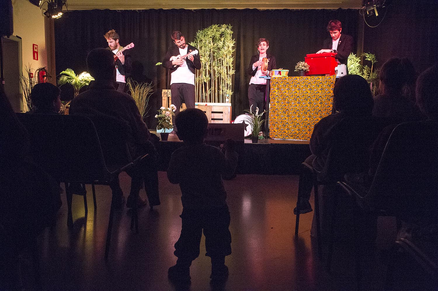 Barcelona 18.12.2017 Icult Concierto ' sempre de vacances' para público infantil del grupo '2 princeses barbudes' en el centre civic Matas i Ramis . Fotografía de Jordi Cotrina