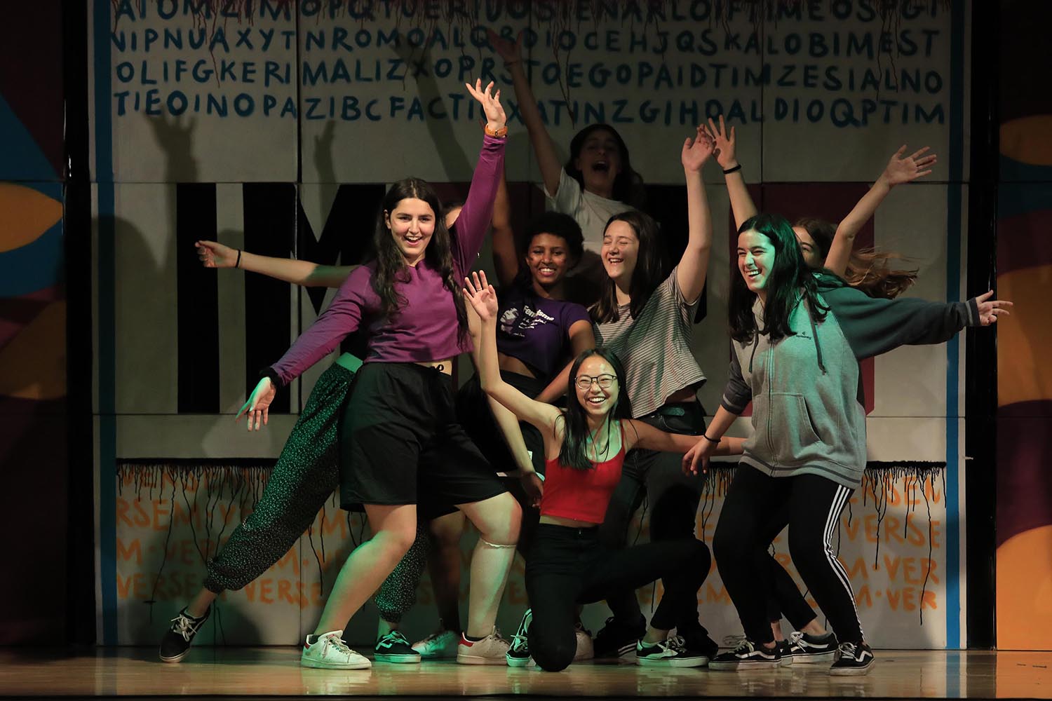 Barcelona 05/06/2018 Otros escenarios posibles Concierto en el Auditori de l'Institut Barri Besós de alumnos de institutos que cantan rap y garrotín sobre temas de violencia de género FOTO de FERRAN NADEU