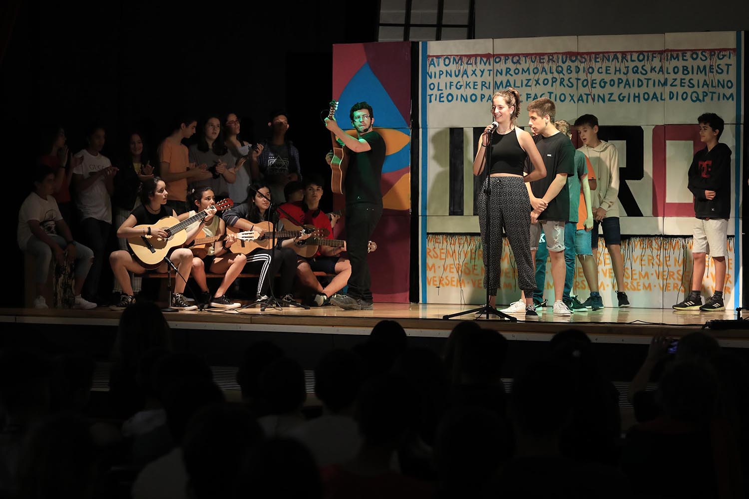 Barcelona 05/06/2018 Otros escenarios posibles Concierto en el Auditori de l'Institut Barri Besós de alumnos de institutos que cantan rap y garrotín sobre temas de violencia de género FOTO de FERRAN NADEU