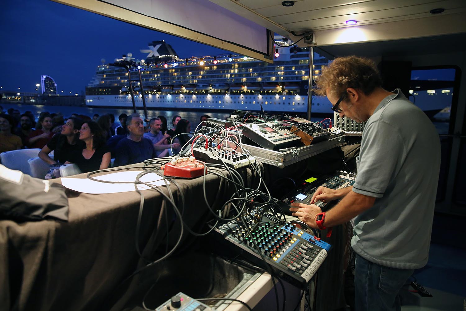 Barcelona 20/07/2018 Icult Otros escenarios Concierto de YAK 42 dentro un barco de Les Golondrines, sale del Moll de Drassanes s/n . FOTO DE RICARD CUGAT