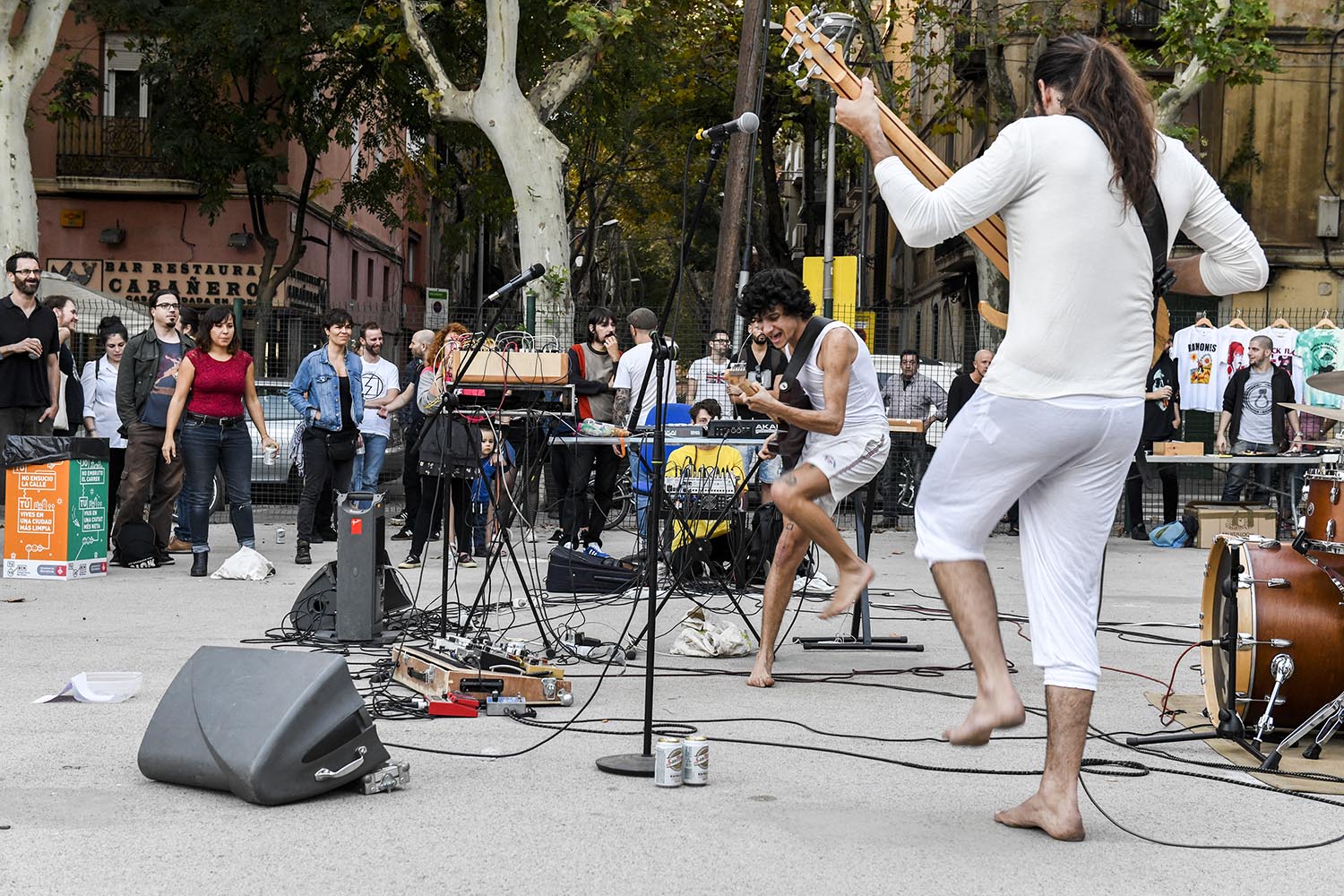 Barcelona. 21.10.2018. icult El grupo Ça actuando en el solar de la calle Vallespir número 12 en Sants . Fotografía de Jordi Cotrina