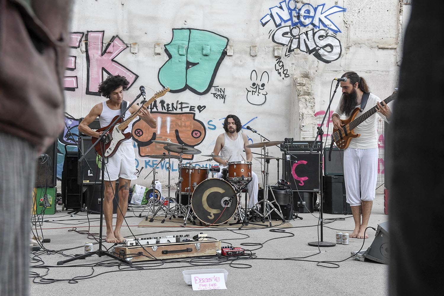 Barcelona. 21.10.2018. icult El grupo Ça actuando en el solar de la calle Vallespir número 12 en Sants . Fotografía de Jordi Cotrina