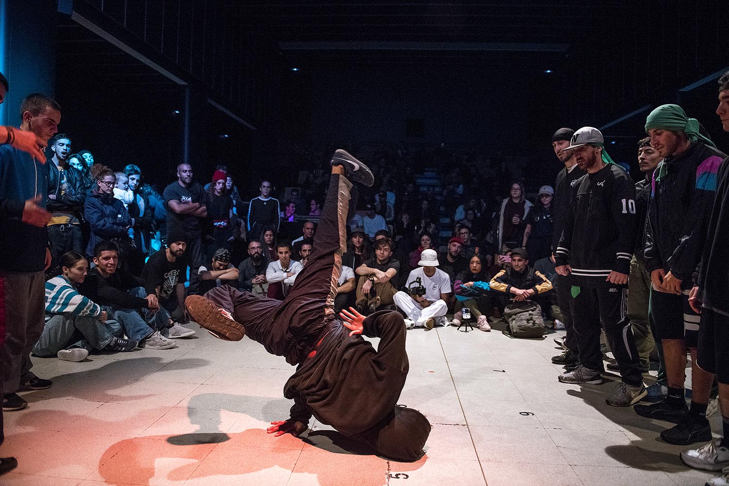 Barcelona. 10.11.2018. Icult Participantes disputando las semifinales del campeonato de breakdance en el Ateneo de Nou Barris. Fotografía de Jordi Cotrina