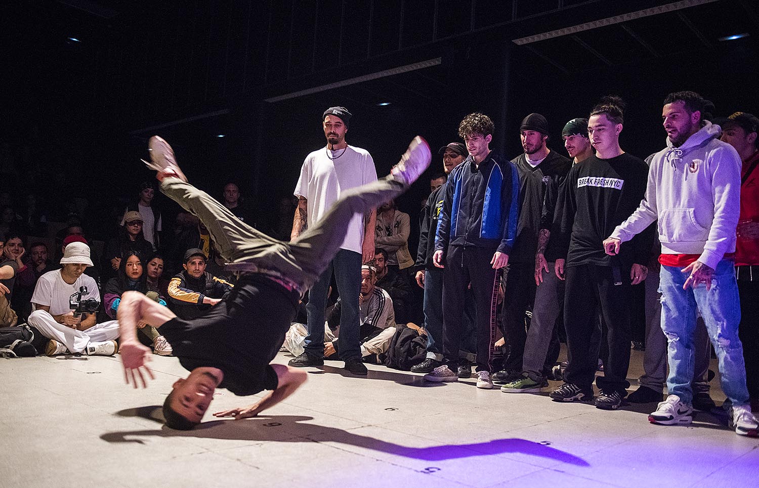 Barcelona. 10.11.2018. Icult Participantes disputando las semifinales del campeonato de breakdance en el Ateneo de Nou Barris. Fotografía de Jordi Cotrina