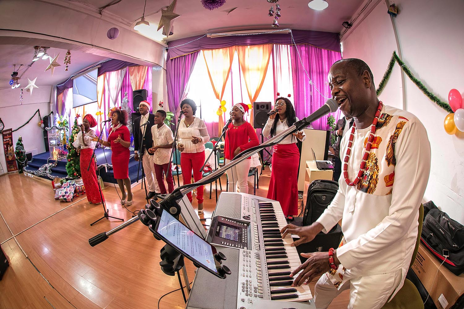 Barcelona 23/12/2018 Crònica Nando Cruz. Celebració d'una missa de migrants nigerians amb música en viu.Fotografia de JOAN CORTADELLAS