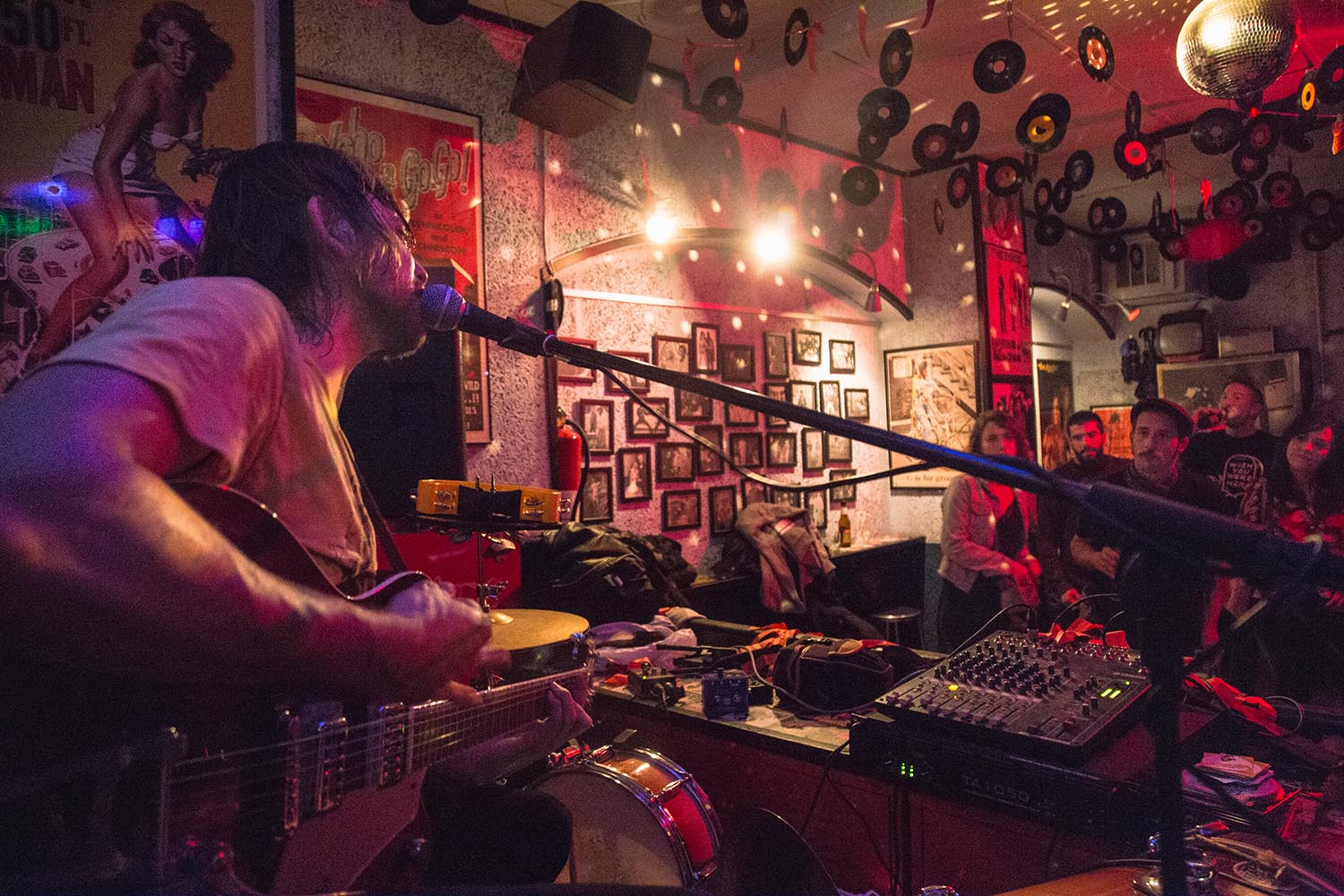 Barcelona - Carrer de Taquígraf Garriga, 163. 13/01/18. Icult "Otros Escenarios Posibles". Banana Cósmica tocando en el bar Barbara Ann. Fotografía de Luay Albasha