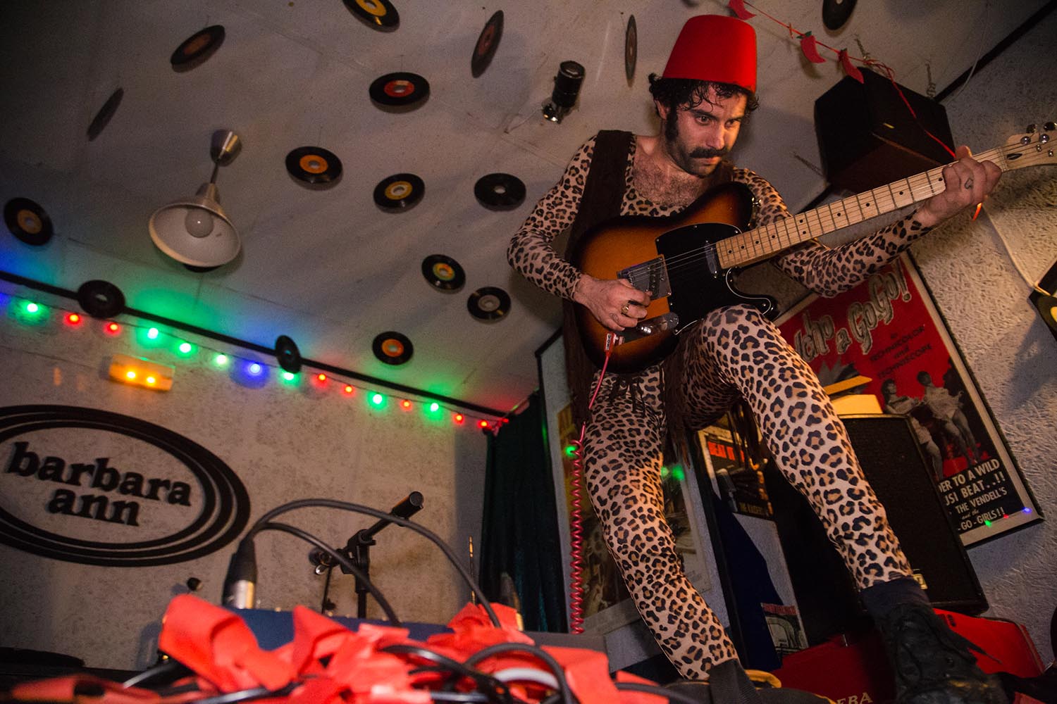 Barcelona - Carrer de Taquígraf Garriga, 163. 13/01/18. Icult "Otros Escenarios Posibles". Nester Donut tocando en el bar Barbara Ann. Fotografía de Luay Albasha