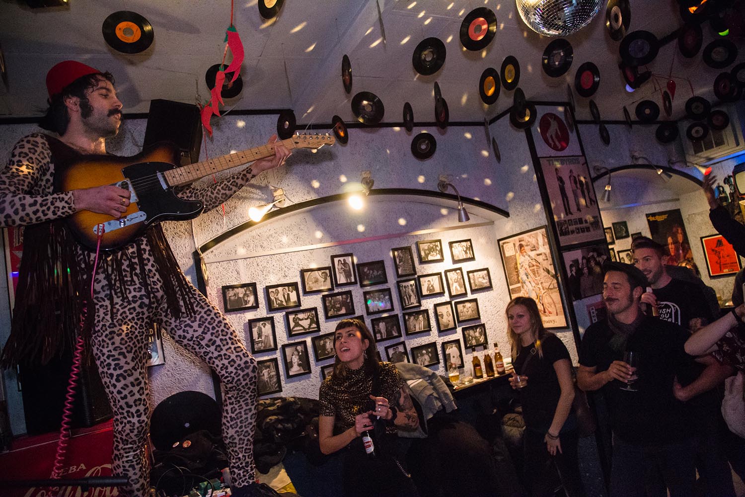 Barcelona - Carrer de Taquígraf Garriga, 163. 13/01/18. Icult "Otros Escenarios Posibles". Nester Donut tocando en el bar Barbara Ann. Fotografía de Luay Albasha