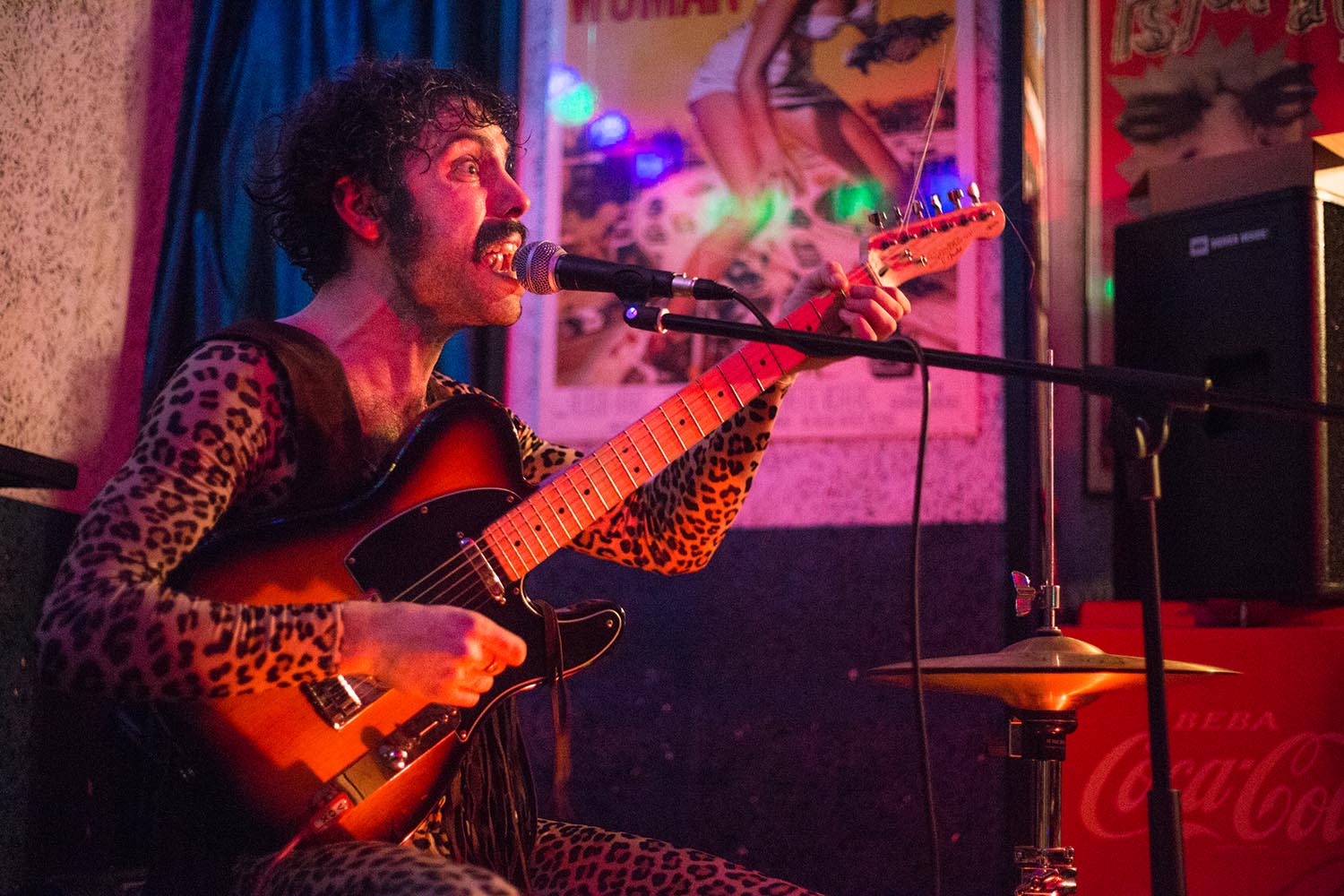Barcelona - Carrer de Taquígraf Garriga, 163. 13/01/18. Icult "Otros Escenarios Posibles". Nester Donut tocando en el bar Barbara Ann. Fotografía de Luay Albasha