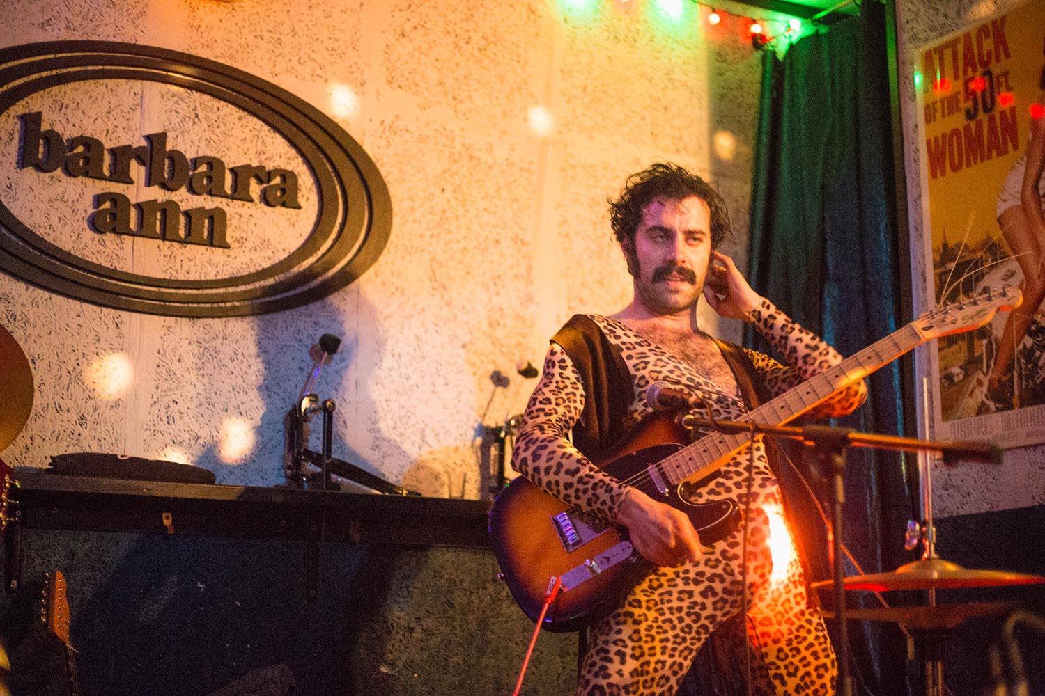 Barcelona - Carrer de Taquígraf Garriga, 163. 13/01/18. Icult "Otros Escenarios Posibles". Nester Donut tocando en el bar Barbara Ann. Fotografía de Luay Albasha
