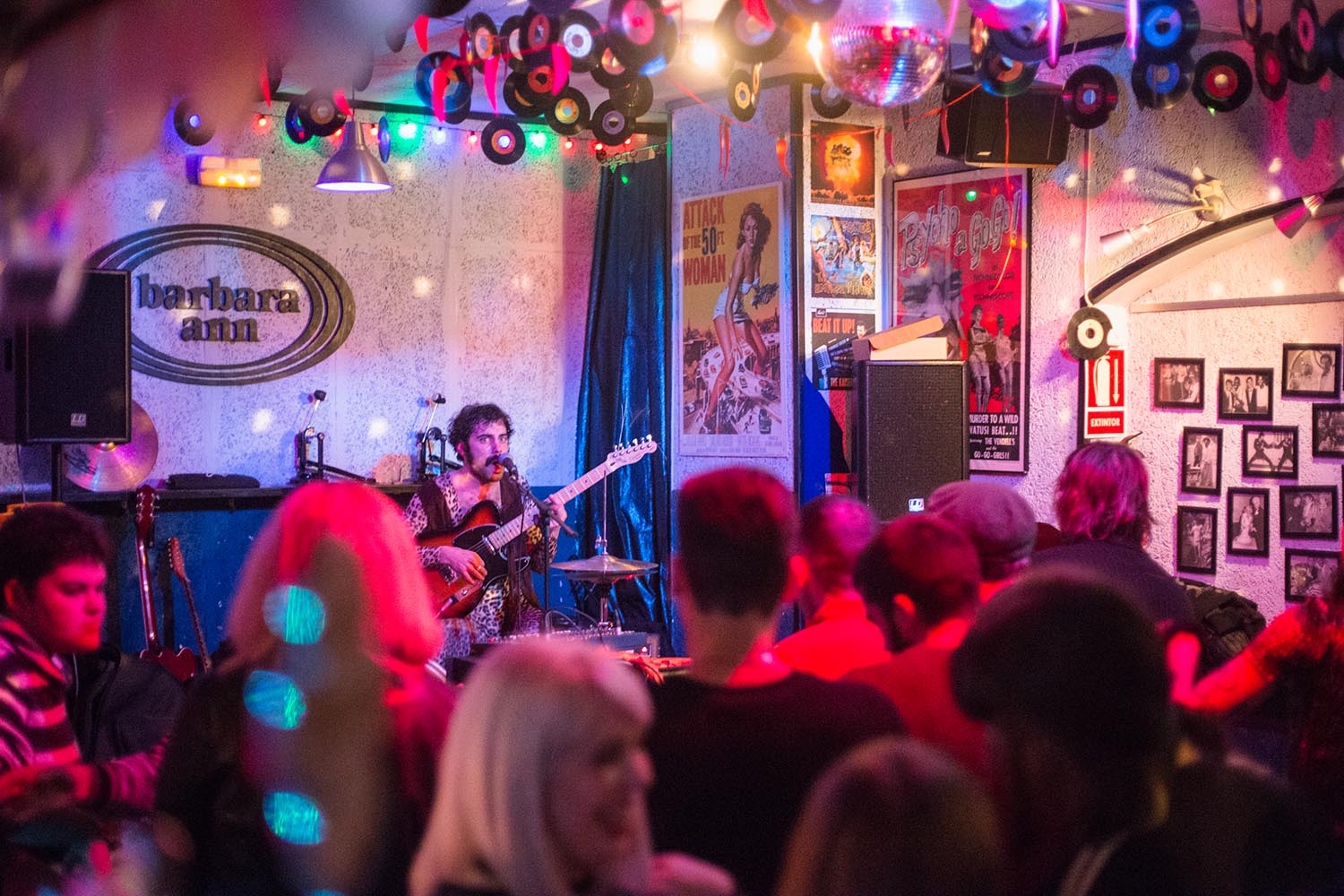 Barcelona - Carrer de Taquígraf Garriga, 163. 13/01/18. Icult "Otros Escenarios Posibles". Nester Donut tocando en el bar Barbara Ann. Fotografía de Luay Albasha