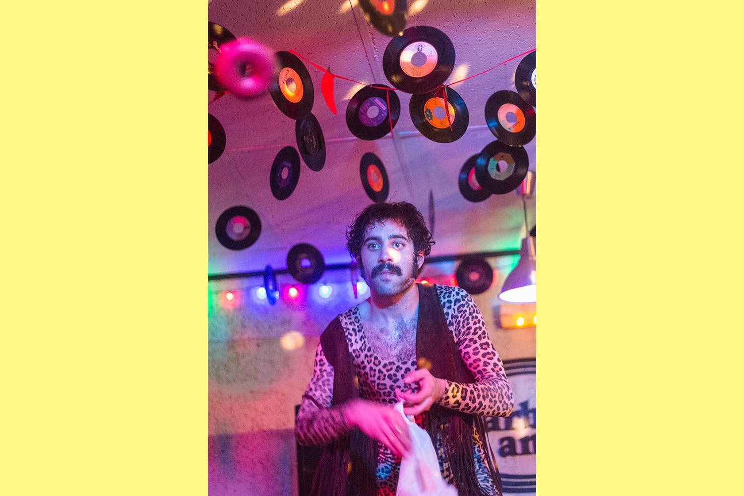 Barcelona - Carrer de Taquígraf Garriga, 163. 13/01/18. Icult "Otros Escenarios Posibles". Nester Donut tocando en el bar Barbara Ann. Fotografía de Luay Albasha