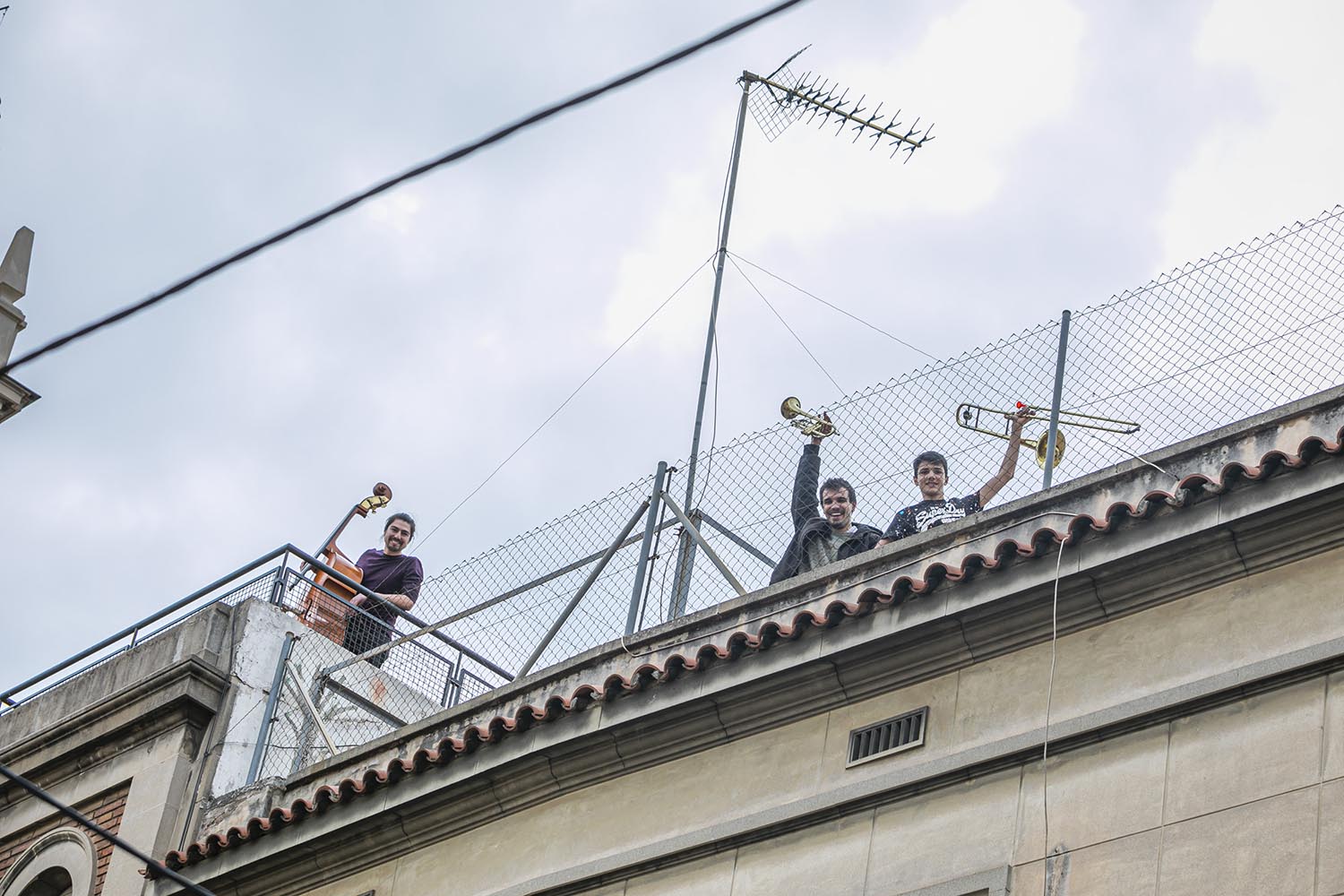 OTROS ESCENARIOS POSIBLES
28/03/2020
VECINOS EN HORTA TOCAN A LAS 13H CON UNA TROMPETA Y UN TROMBON DOS HERMANOS Y EL VECINO DE ARRIBA TOCA EL CONTRABAJO
FOTO MARTI FRADERA