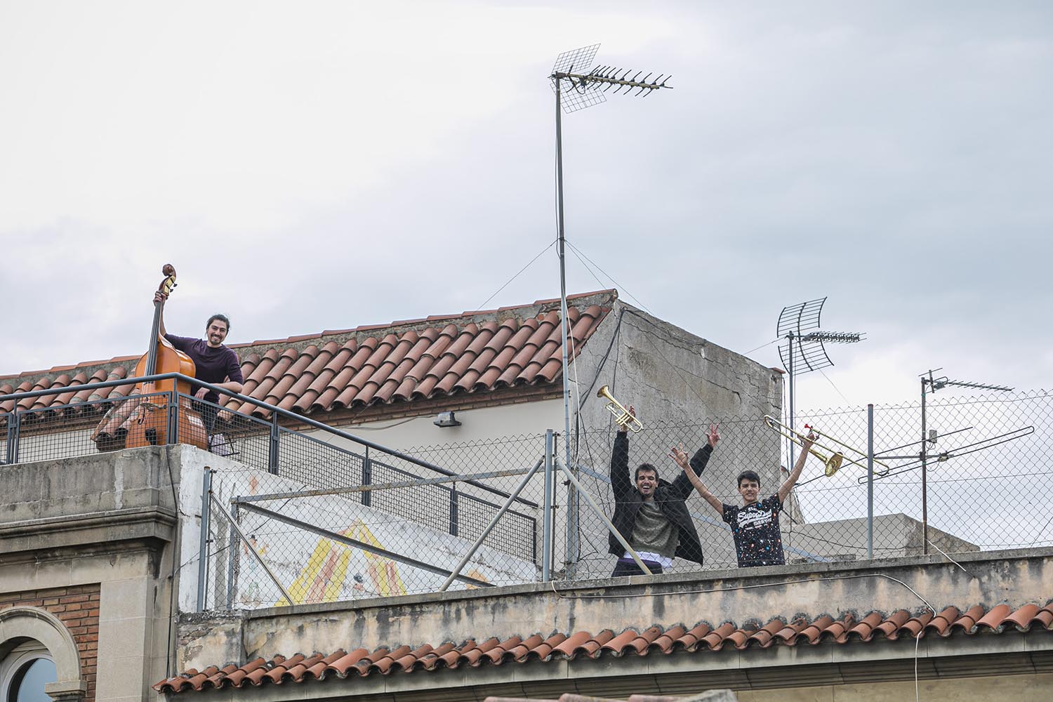 OTROS ESCENARIOS POSIBLES
28/03/2020
VECINOS EN HORTA TOCAN A LAS 13H CON UNA TROMPETA Y UN TROMBON DOS HERMANOS Y EL VECINO DE ARRIBA TOCA EL CONTRABAJO
FOTO MARTI FRADERA
