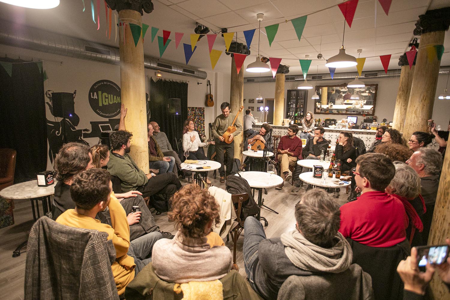 OTROS ESCENARIOS POSIBLES
ICULT 24 ENERO 2020
TERTULIA MUSICADA DEL GRUPO SEWARD EN EL BAR LA IGUANA DE SANTS - BARCELONA
FOTO MARTI FRADERA