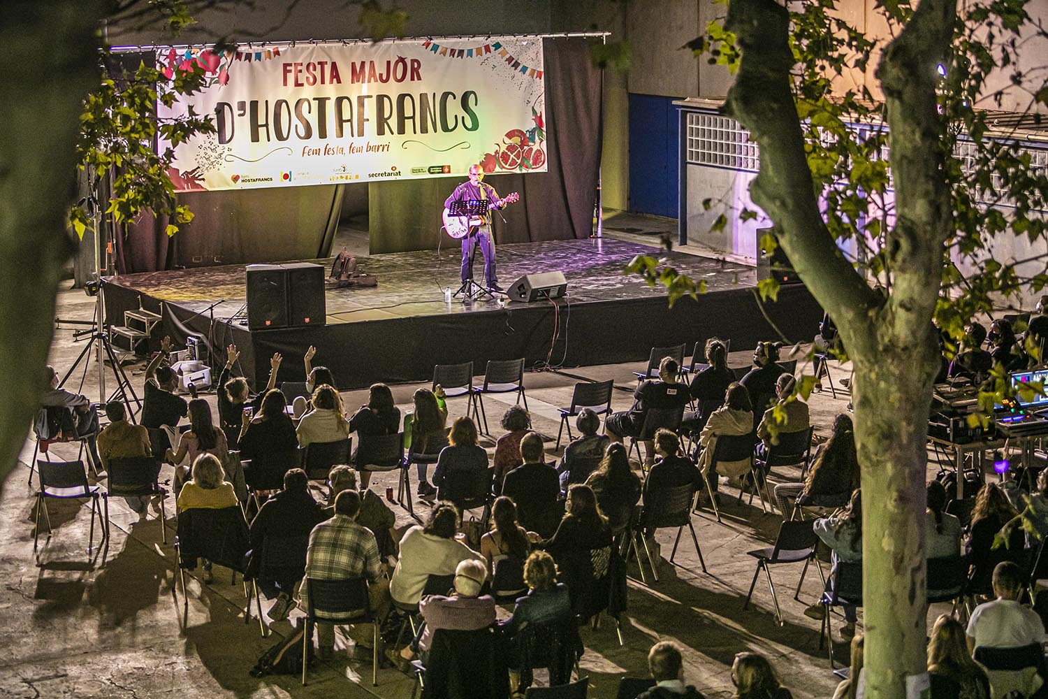 ICULT
02-10-2020
ACTUACION MIQUEL DEL ROIG EN EL PATI DEL CASINET DE HOSTAFRANCS DENTRO DE LA FIESTA MAYOR DEL BARRIO
FOTO MARTI FRADERA