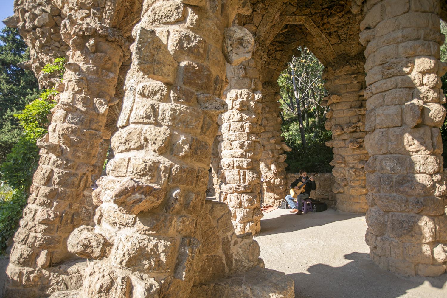 ICULTOTROS ESCENARIOS POSIBLES31-10-2020OMAR MORALES ACTUACION GUITARRA CLASICA EN EL PARK GUELL DE BARCELONAFOTO MARTI FRADERA