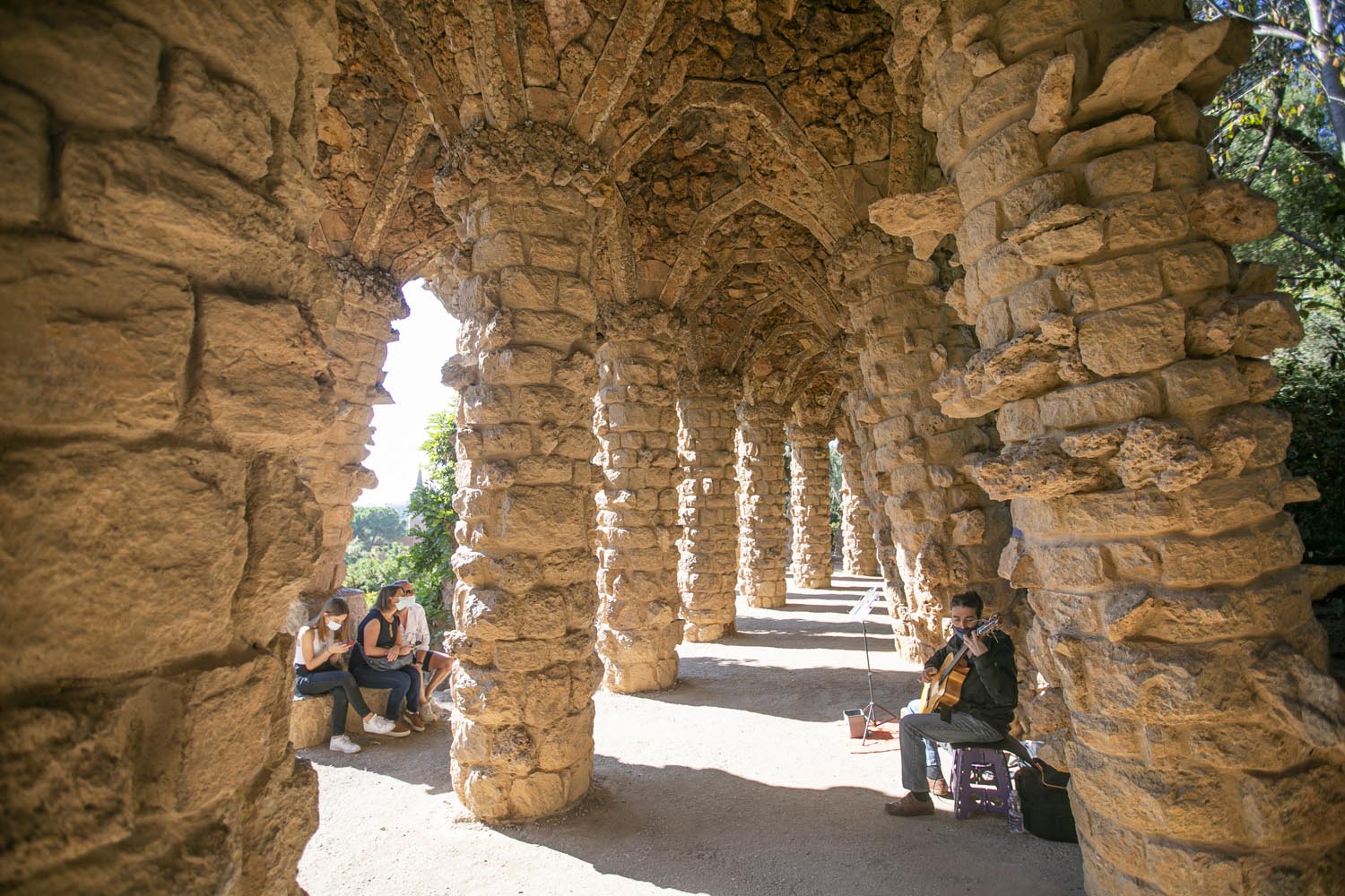 ICULTOTROS ESCENARIOS POSIBLES31-10-2020OMAR MORALES ACTUACION GUITARRA CLASICA EN EL PARK GUELL DE BARCELONAFOTO MARTI FRADERA
