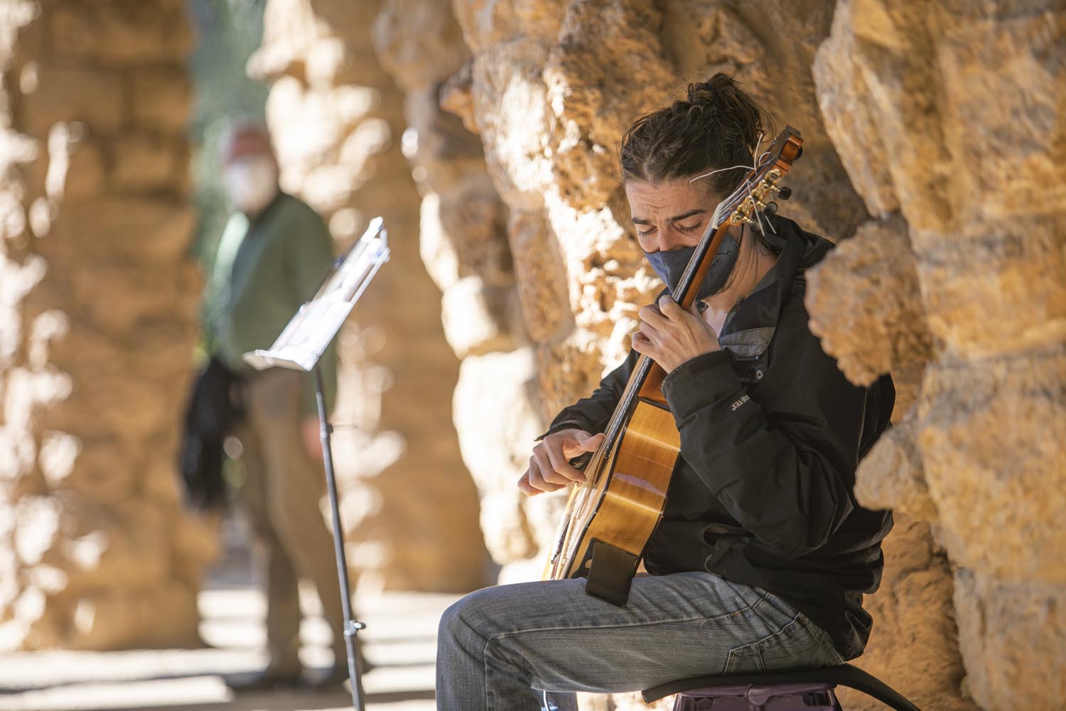 ICULTOTROS ESCENARIOS POSIBLES31-10-2020OMAR MORALES ACTUACION GUITARRA CLASICA EN EL PARK GUELL DE BARCELONAFOTO MARTI FRADERA