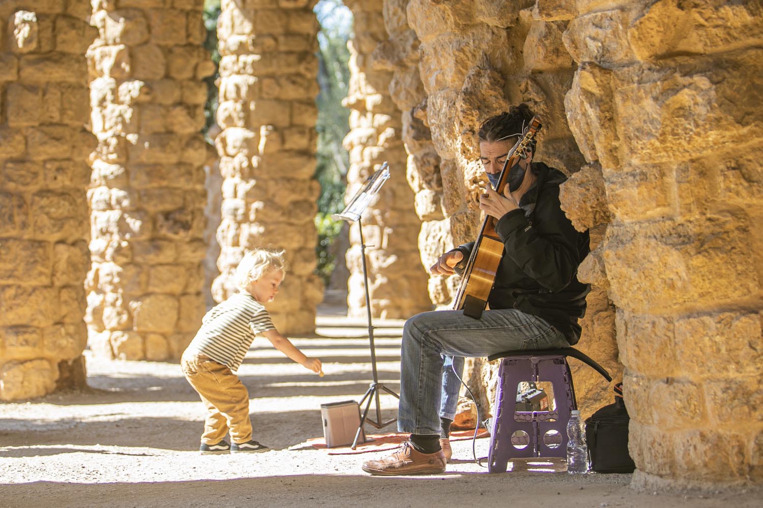 ICULTOTROS ESCENARIOS POSIBLES31-10-2020OMAR MORALES ACTUACION GUITARRA CLASICA EN EL PARK GUELL DE BARCELONAFOTO MARTI FRADERA