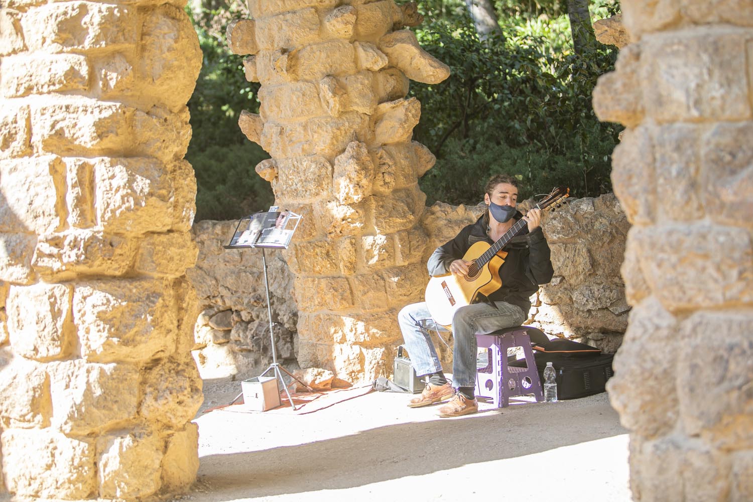 ICULTOTROS ESCENARIOS POSIBLES31-10-2020OMAR MORALES ACTUACION GUITARRA CLASICA EN EL PARK GUELL DE BARCELONAFOTO MARTI FRADERA