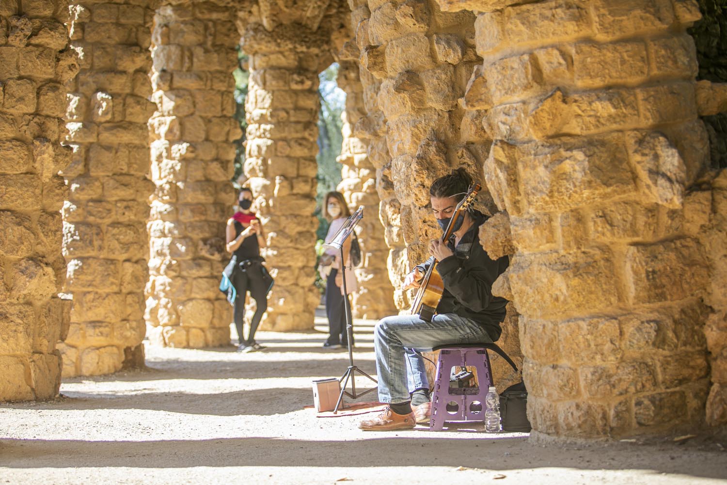 ICULTOTROS ESCENARIOS POSIBLES31-10-2020OMAR MORALES ACTUACION GUITARRA CLASICA EN EL PARK GUELL DE BARCELONAFOTO MARTI FRADERA