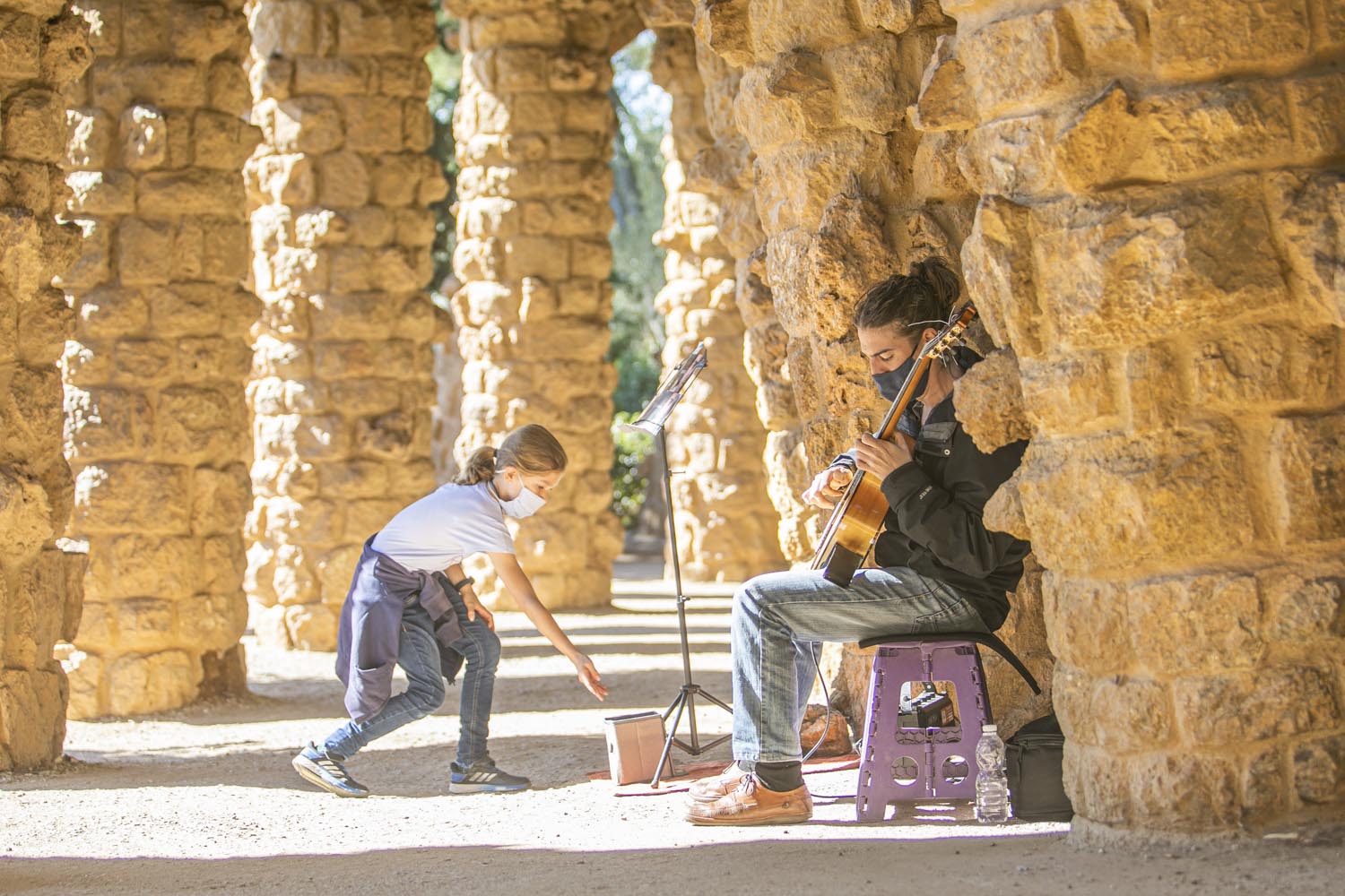 ICULTOTROS ESCENARIOS POSIBLES31-10-2020OMAR MORALES ACTUACION GUITARRA CLASICA EN EL PARK GUELL DE BARCELONAFOTO MARTI FRADERA