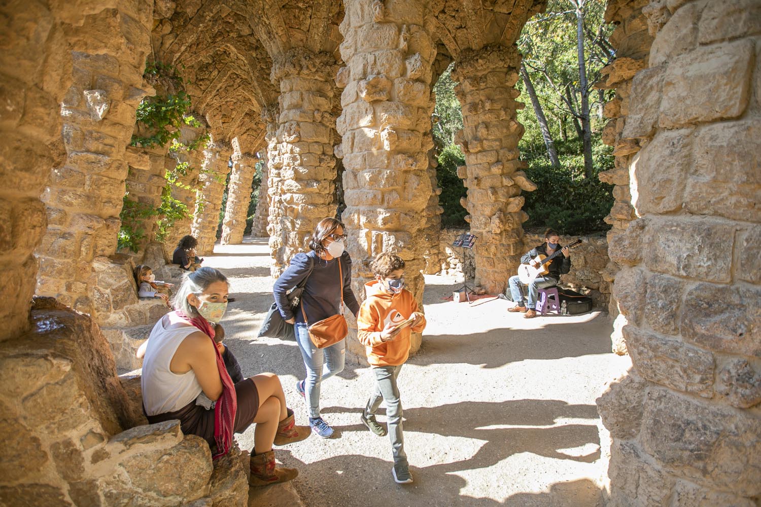 ICULTOTROS ESCENARIOS POSIBLES31-10-2020OMAR MORALES ACTUACION GUITARRA CLASICA EN EL PARK GUELL DE BARCELONAFOTO MARTI FRADERA