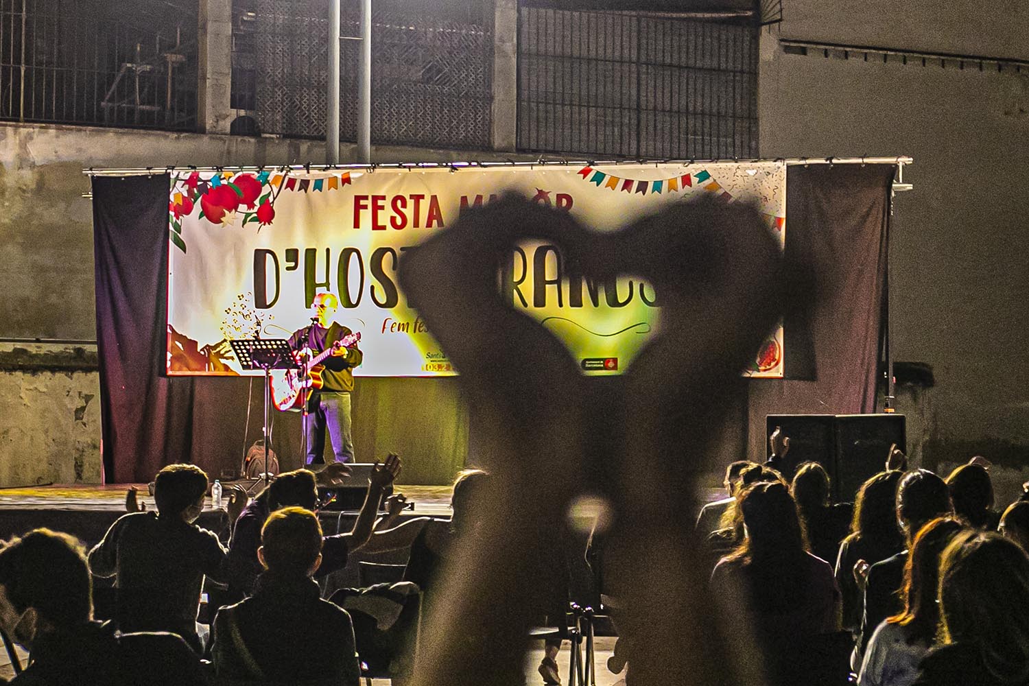 ICULT
02-10-2020
ACTUACION MIQUEL DEL ROIG EN EL PATI DEL CASINET DE HOSTAFRANCS DENTRO DE LA FIESTA MAYOR DEL BARRIO
FOTO MARTI FRADERA