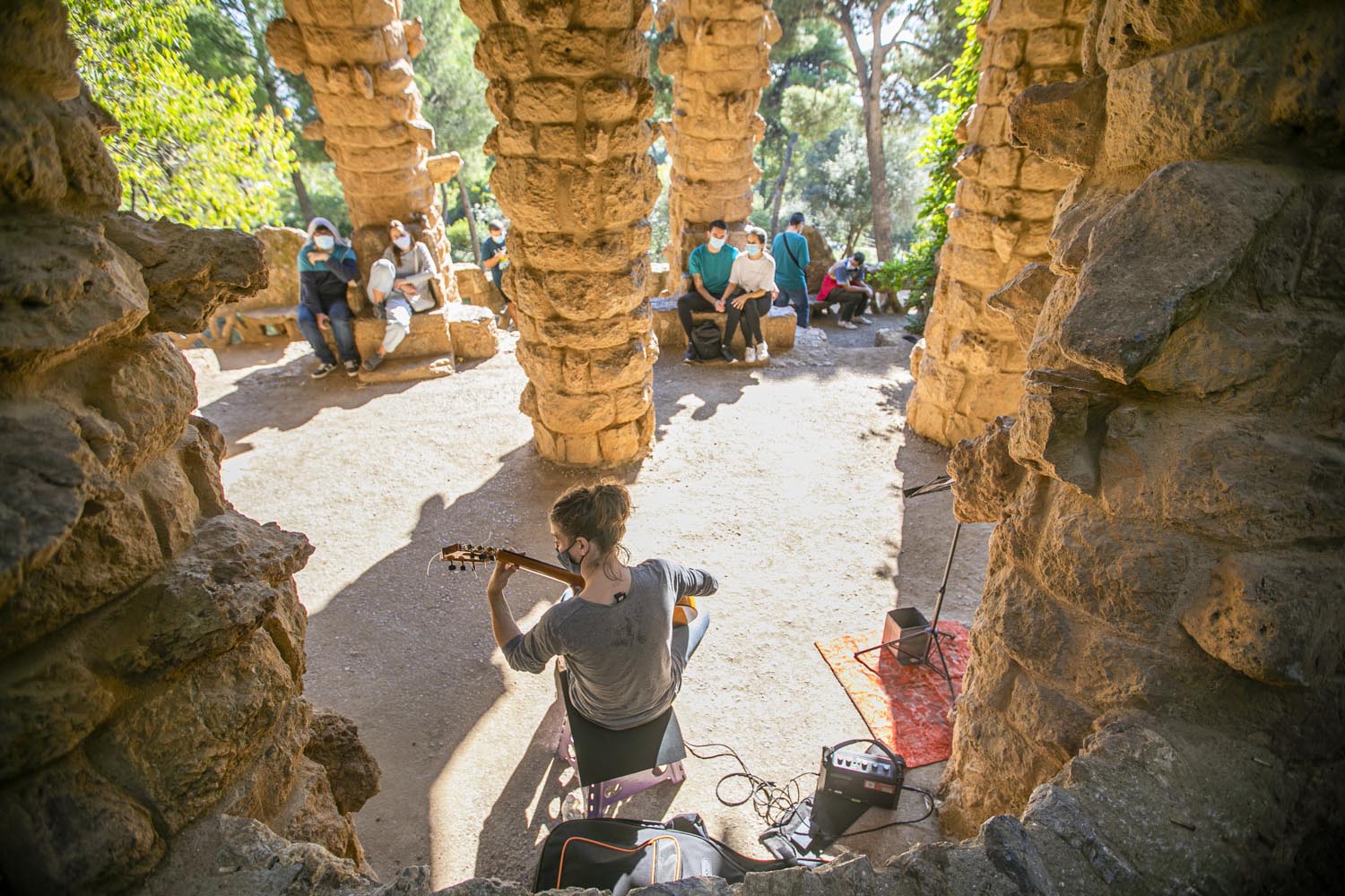 ICULTOTROS ESCENARIOS POSIBLES31-10-2020OMAR MORALES ACTUACION GUITARRA CLASICA EN EL PARK GUELL DE BARCELONAFOTO MARTI FRADERA