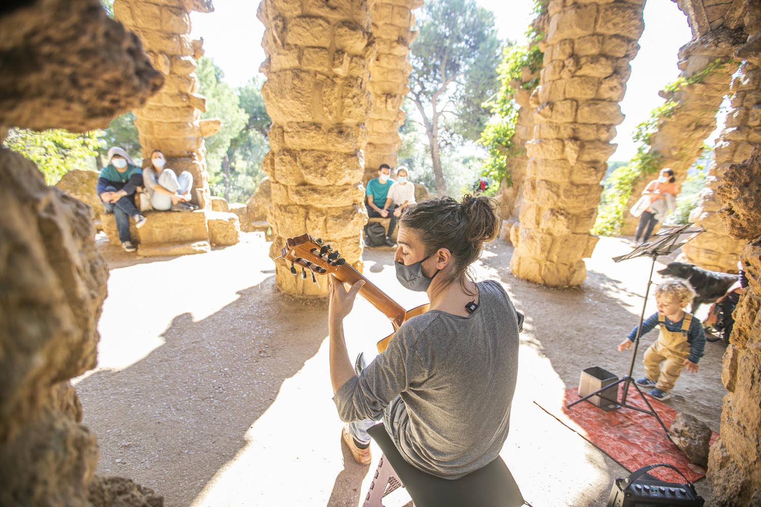 ICULTOTROS ESCENARIOS POSIBLES31-10-2020OMAR MORALES ACTUACION GUITARRA CLASICA EN EL PARK GUELL DE BARCELONAFOTO MARTI FRADERA