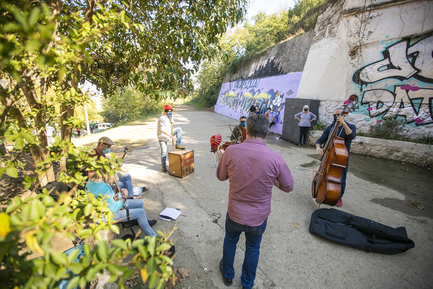 OTROS ESCENARIOS
ICULT
01-11-2020

GRUPO DE MUSICOS TOCAN EN FONT DEN FARGUES

FOTO MARTI FRADERA