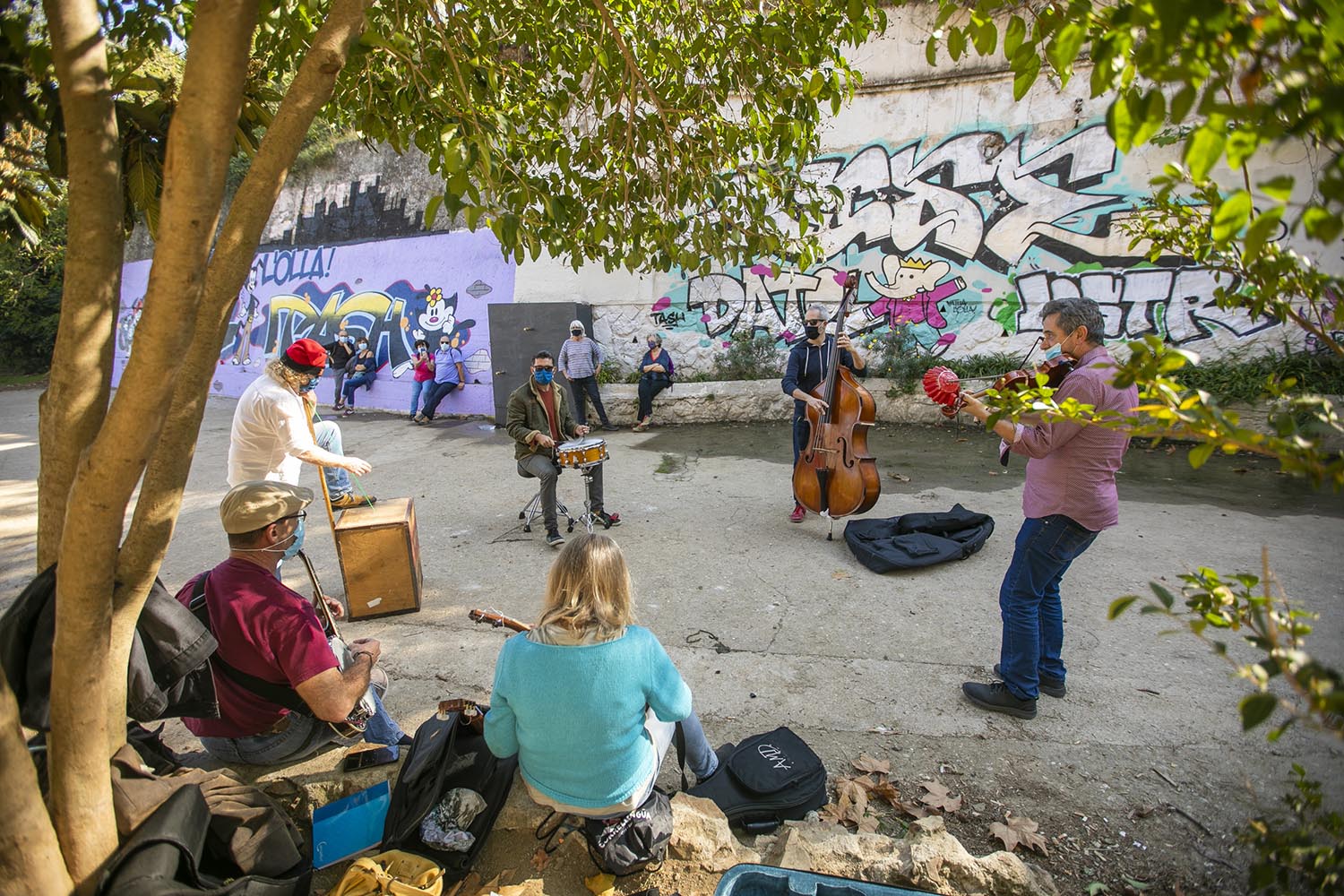 OTROS ESCENARIOS
ICULT
01-11-2020

GRUPO DE MUSICOS TOCAN EN FONT DEN FARGUES

FOTO MARTI FRADERA
