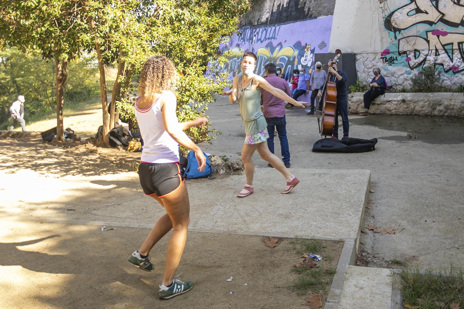 OTROS ESCENARIOS
ICULT
01-11-2020

GRUPO DE MUSICOS TOCAN EN FONT DEN FARGUES

FOTO MARTI FRADERA