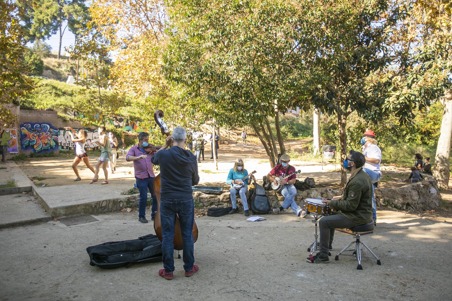 OTROS ESCENARIOS
ICULT
01-11-2020

GRUPO DE MUSICOS TOCAN EN FONT DEN FARGUES

FOTO MARTI FRADERA