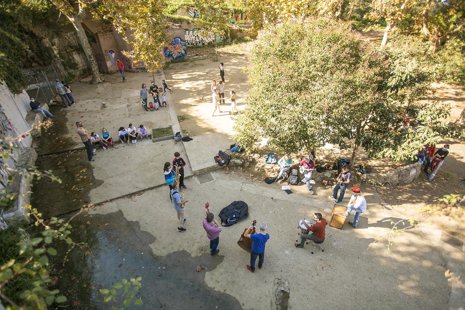 OTROS ESCENARIOS
ICULT
01-11-2020

GRUPO DE MUSICOS TOCAN EN FONT DEN FARGUES

FOTO MARTI FRADERA