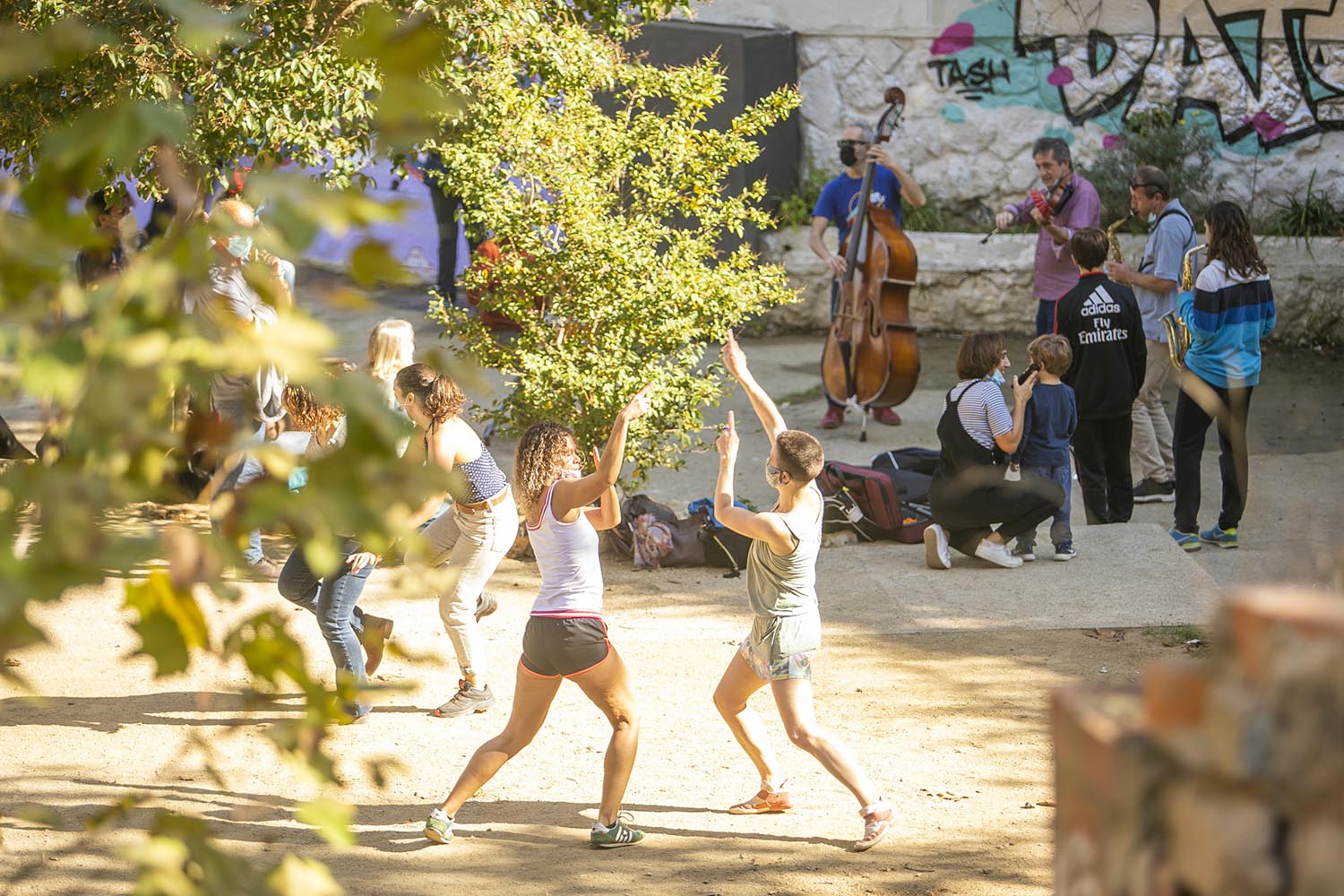 OTROS ESCENARIOS
ICULT
01-11-2020

GRUPO DE MUSICOS TOCAN EN FONT DEN FARGUES

FOTO MARTI FRADERA