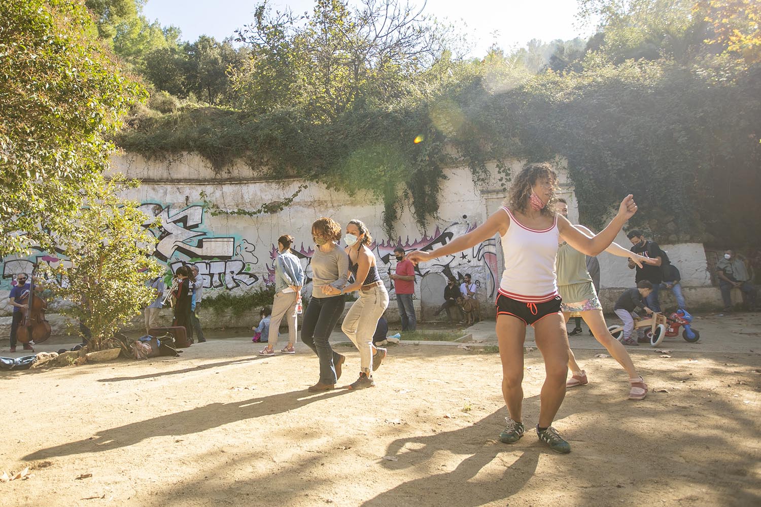 OTROS ESCENARIOS
ICULT
01-11-2020

GRUPO DE MUSICOS TOCAN EN FONT DEN FARGUES

FOTO MARTI FRADERA