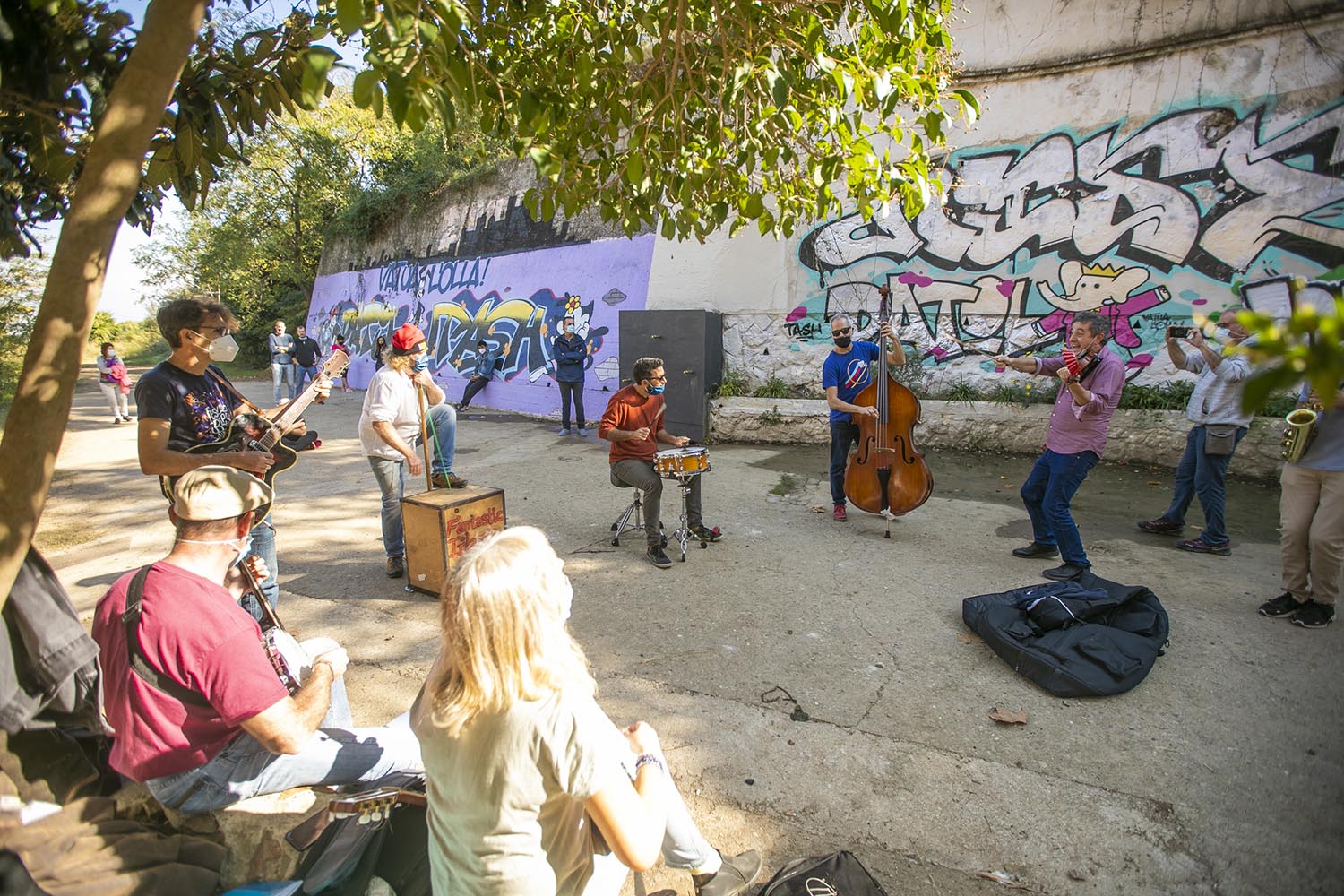 OTROS ESCENARIOS
ICULT
01-11-2020

GRUPO DE MUSICOS TOCAN EN FONT DEN FARGUES

FOTO MARTI FRADERA