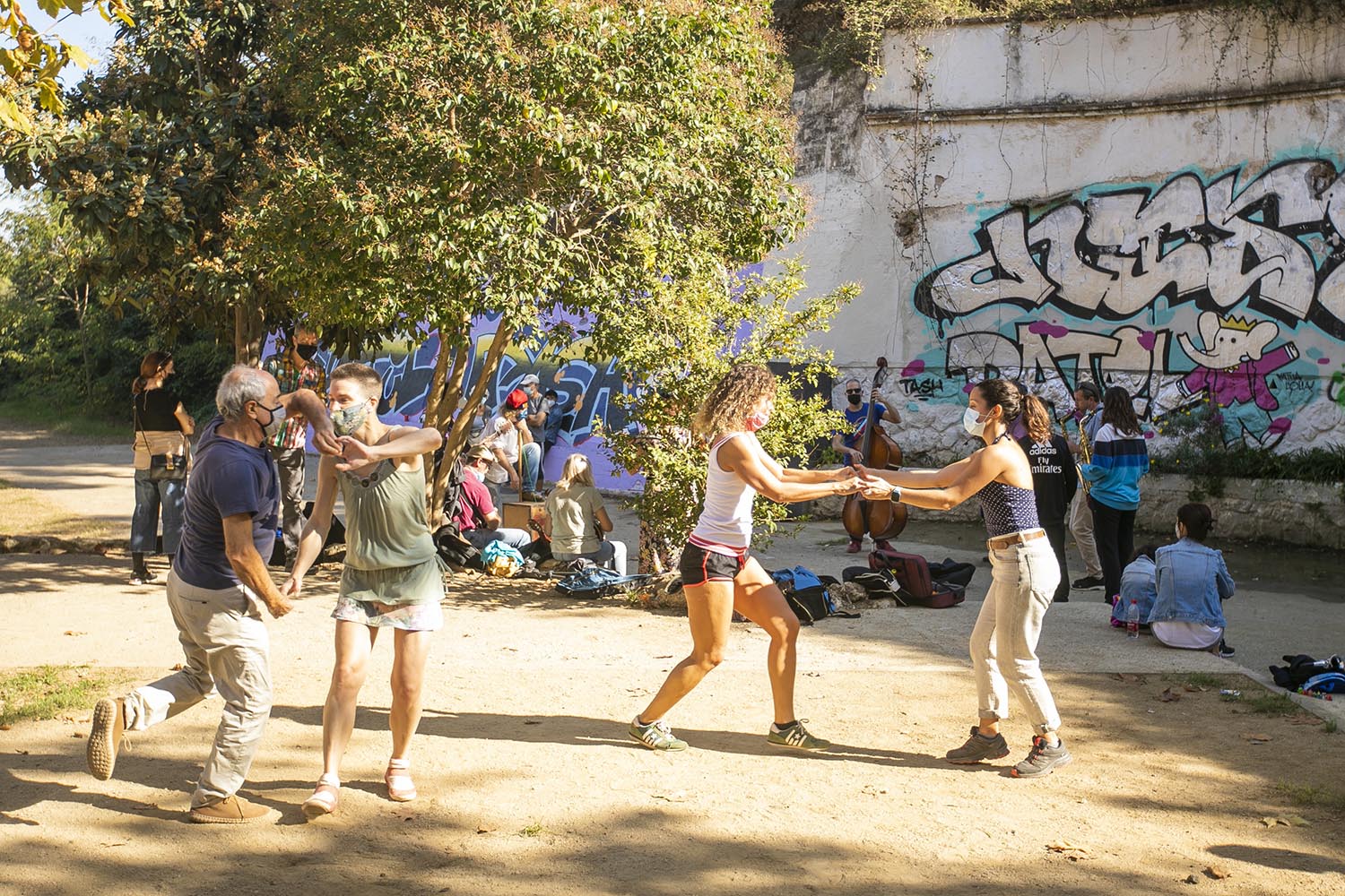 OTROS ESCENARIOS
ICULT
01-11-2020

GRUPO DE MUSICOS TOCAN EN FONT DEN FARGUES

FOTO MARTI FRADERA