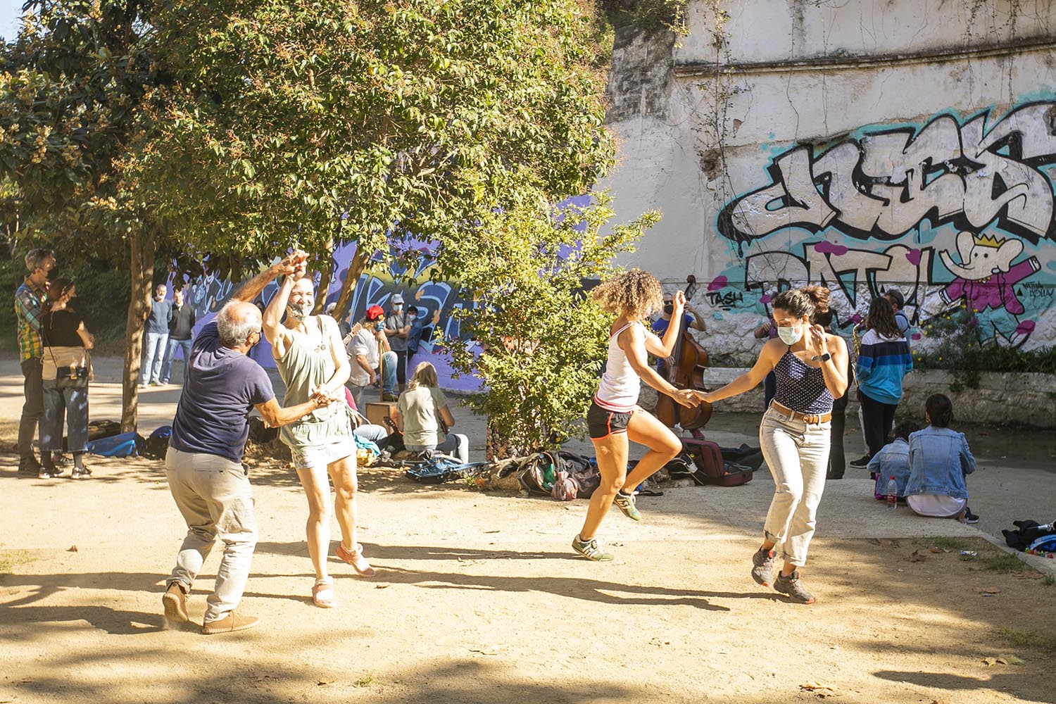 OTROS ESCENARIOS
ICULT
01-11-2020

GRUPO DE MUSICOS TOCAN EN FONT DEN FARGUES

FOTO MARTI FRADERA